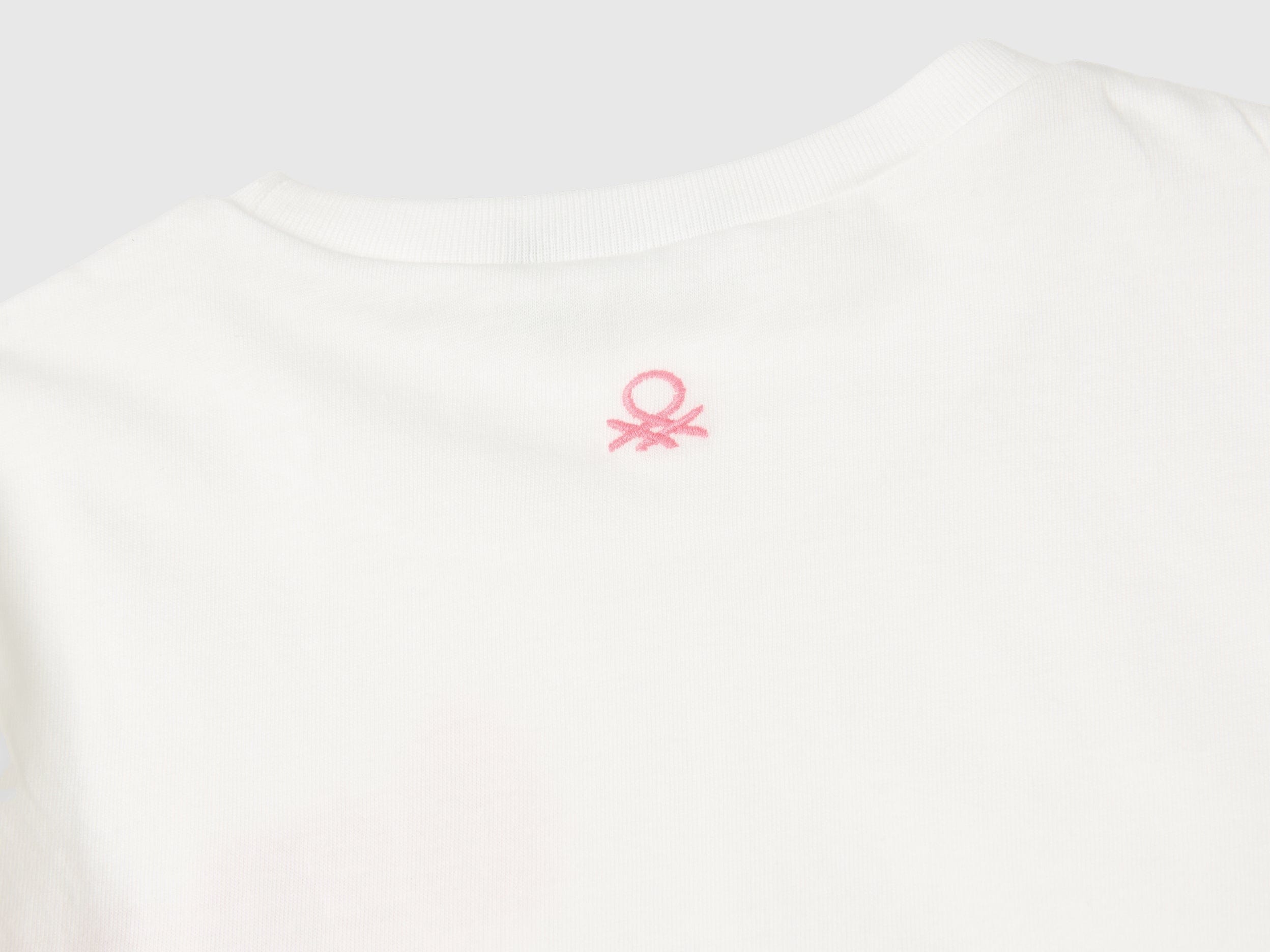 يونايتد كولورز اوف بينيتون تي شيرت بناتي بياقة دائرية أكمام طويلة مع كشكشة في النهاية وطباعة على الصدر