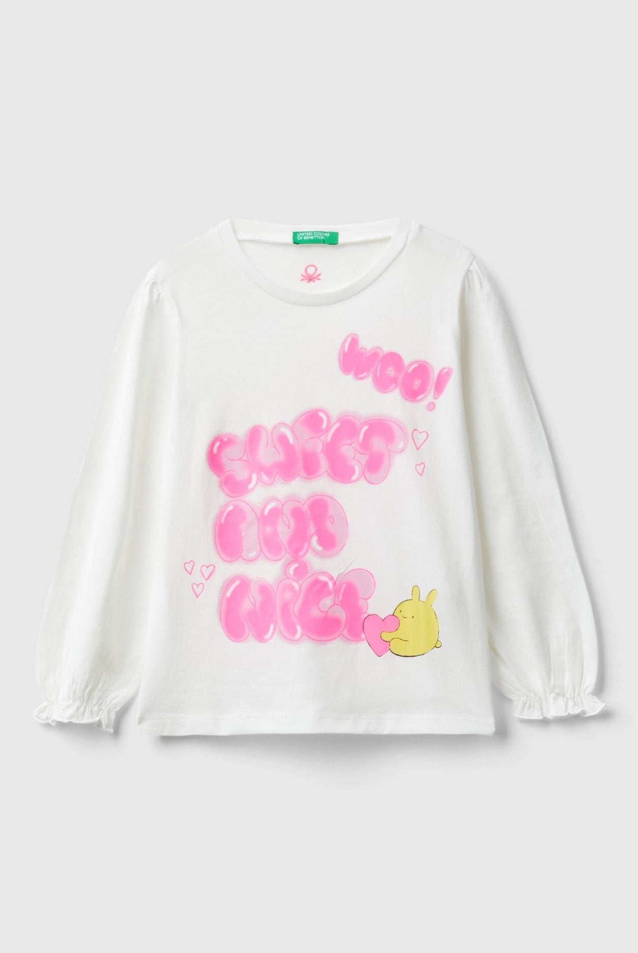 يونايتد كولورز اوف بينيتون تي شيرت بناتي بياقة دائرية أكمام طويلة مع كشكشة في النهاية وطباعة على الصدر