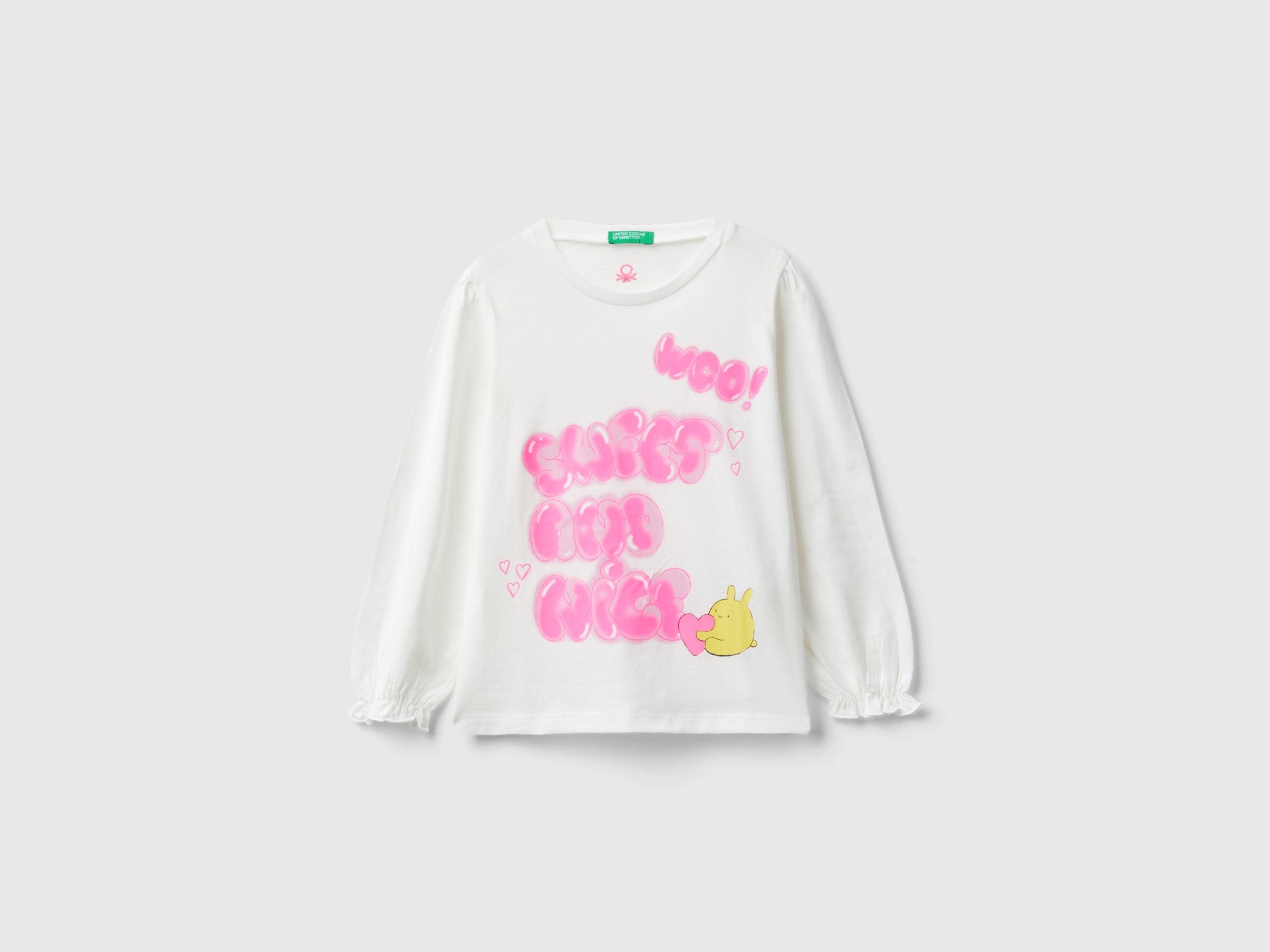 يونايتد كولورز اوف بينيتون تي شيرت بناتي بياقة دائرية أكمام طويلة مع كشكشة في النهاية وطباعة على الصدر