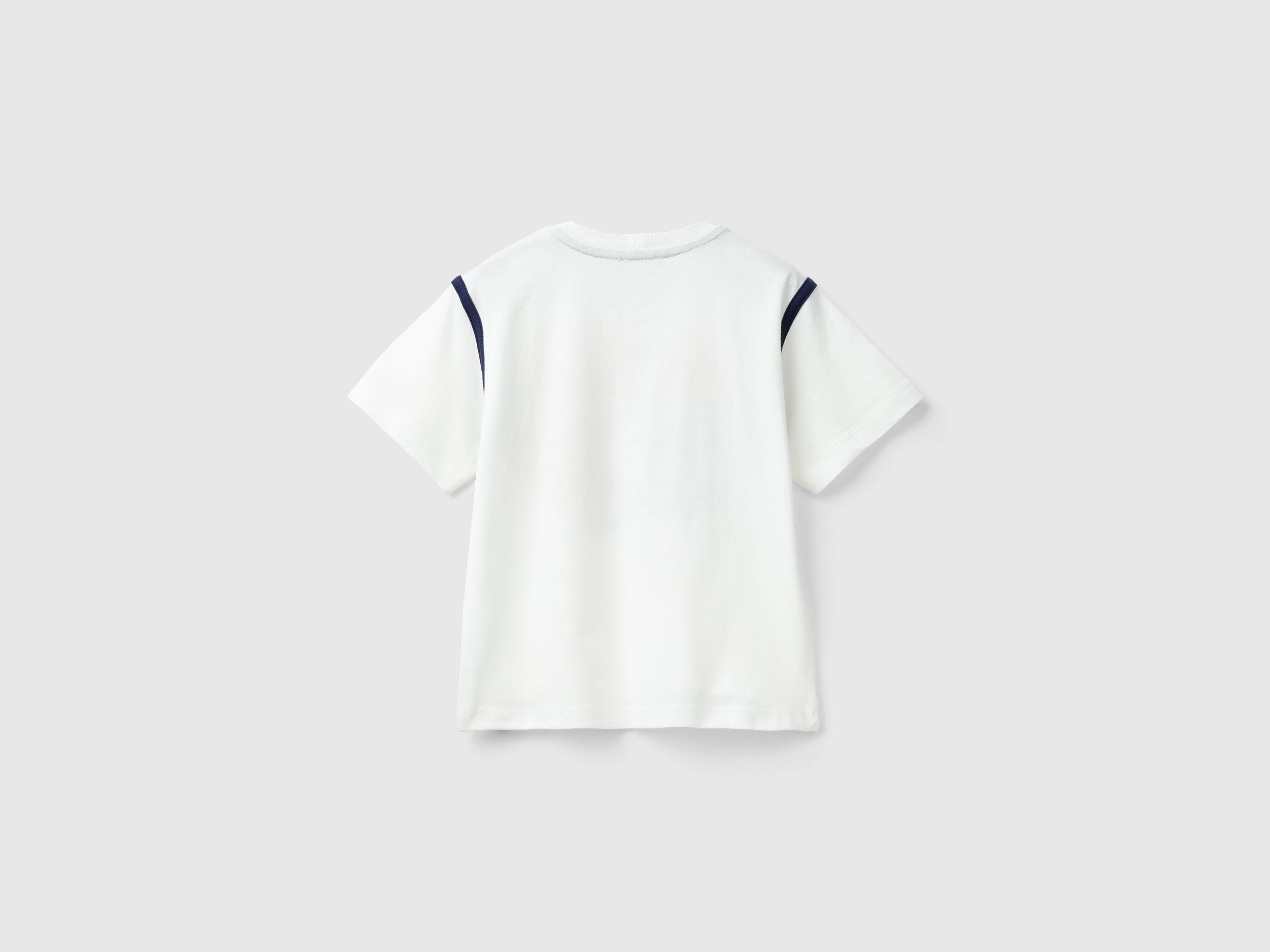 يونايتد كولورز اوف بينيتون تي شيرت اولادي بأكمام قصيرة بياقة دائرية وطباعة شعار جرافيتي