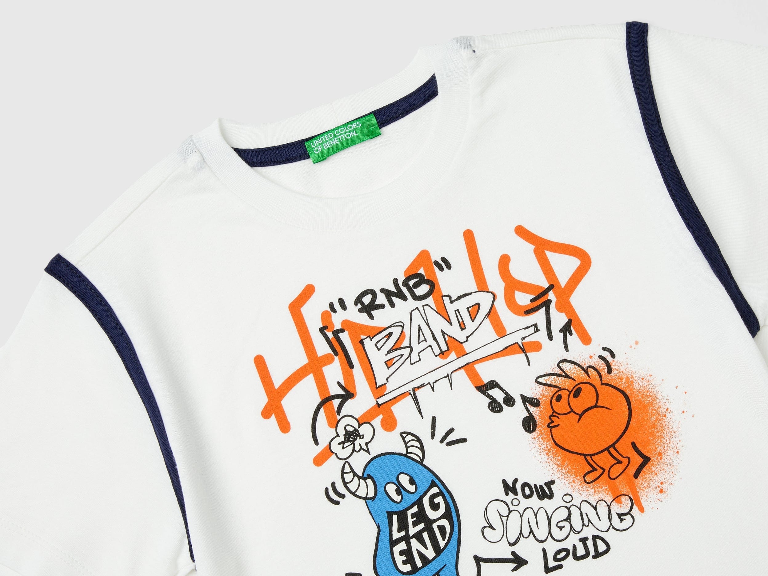 يونايتد كولورز اوف بينيتون تي شيرت اولادي بأكمام قصيرة بياقة دائرية وطباعة شعار جرافيتي