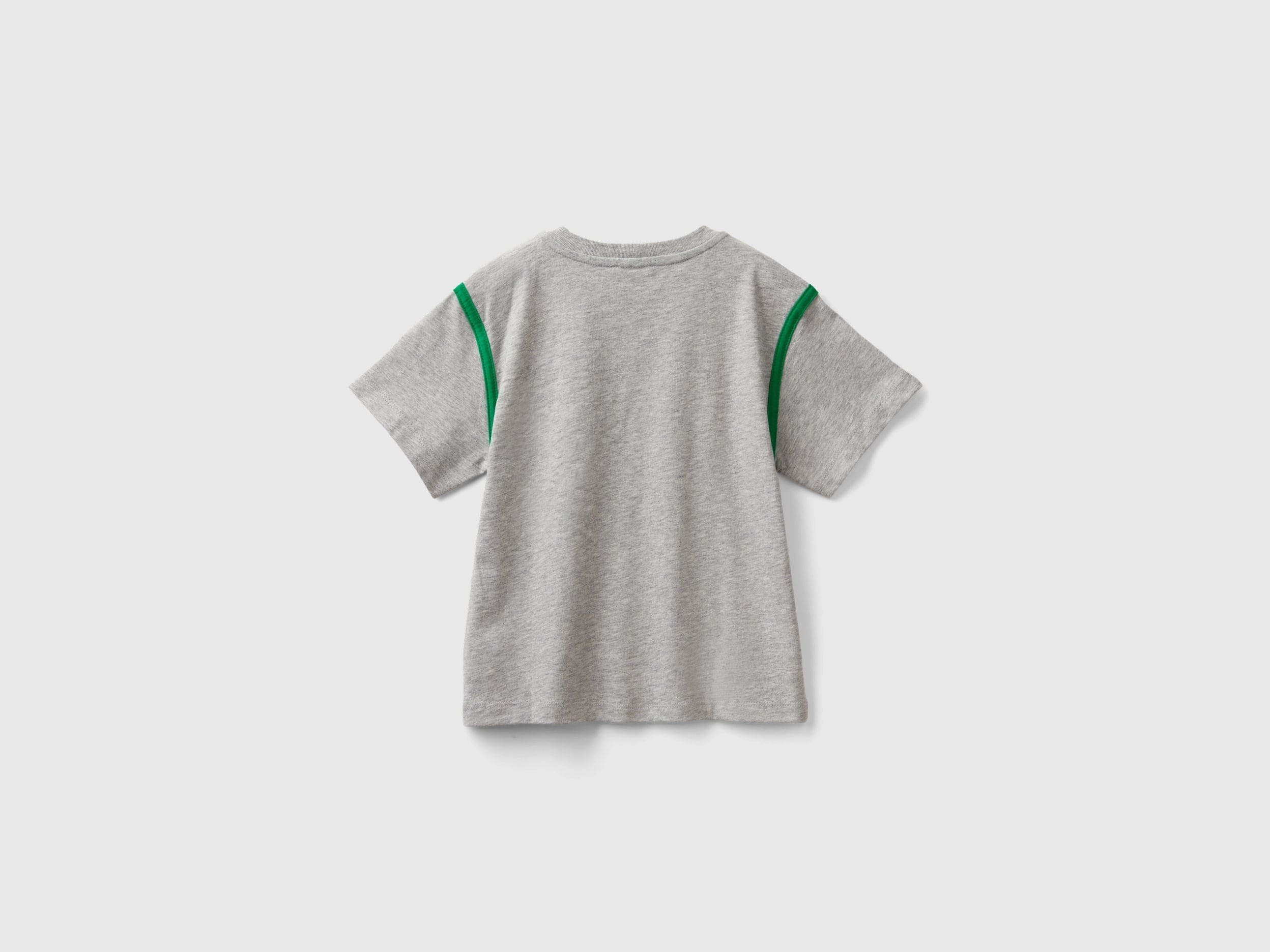 يونايتد كولورز اوف بينيتون تي شيرت اولادي بأكمام قصيرة بياقة دائرية وطباعة شعار جرافيتي