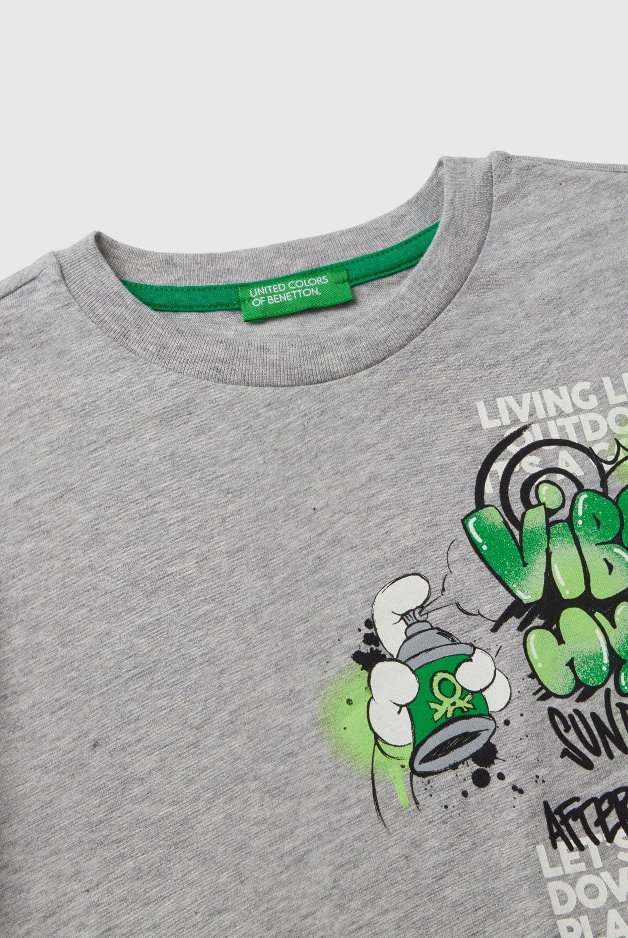 يونايتد كولورز اوف بينيتون تي شيرت اولادي بأكمام قصيرة بياقة دائرية وطباعة شعار جرافيتي