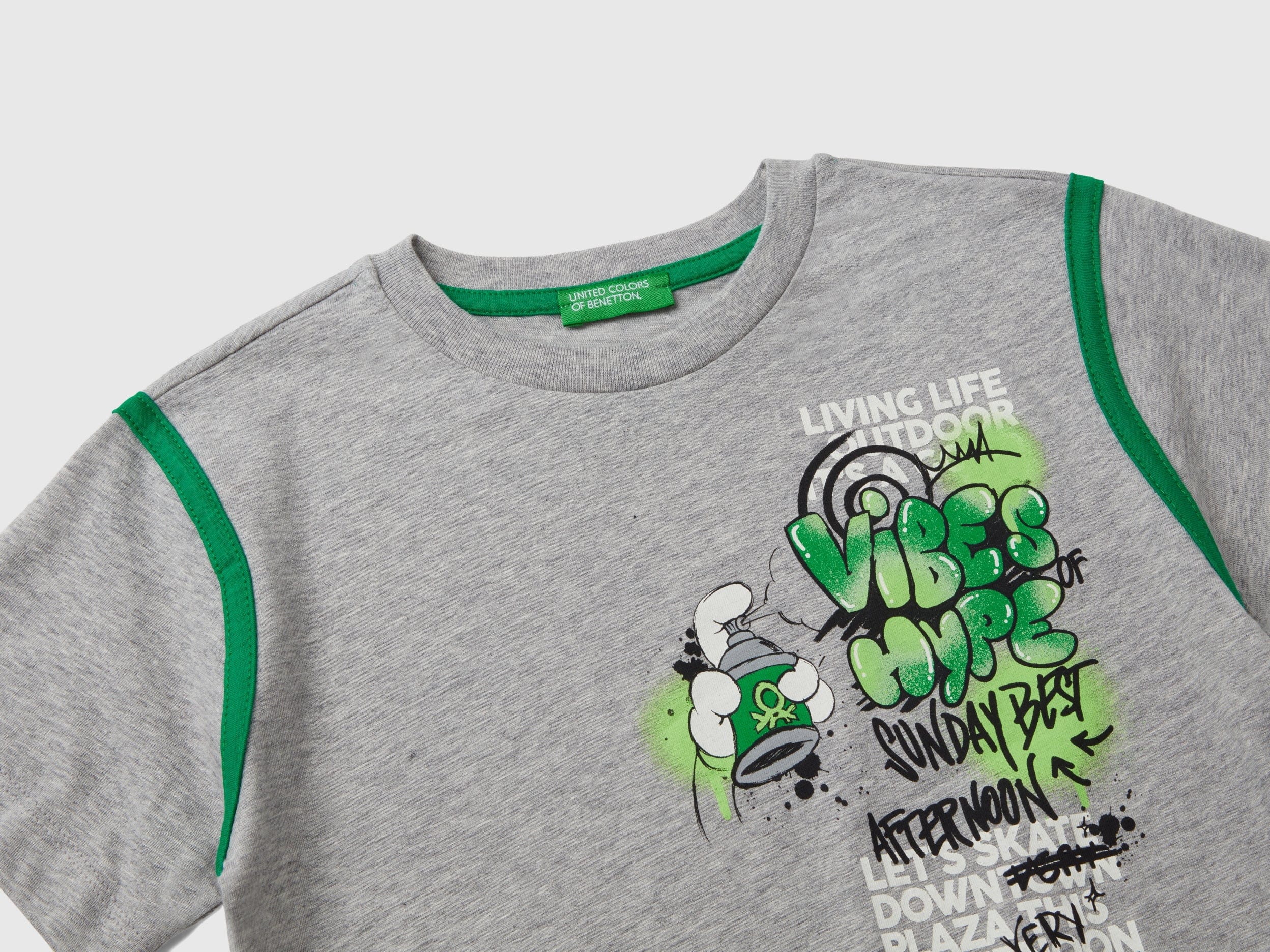 يونايتد كولورز اوف بينيتون تي شيرت اولادي بأكمام قصيرة بياقة دائرية وطباعة شعار جرافيتي