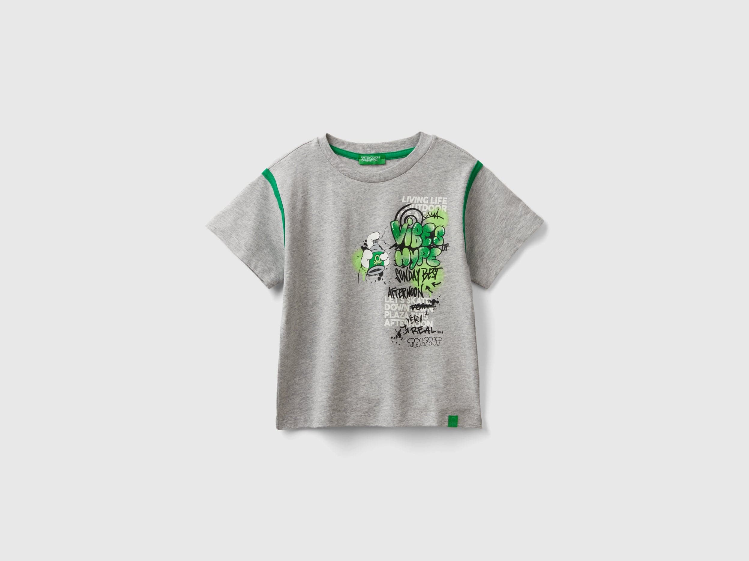 يونايتد كولورز اوف بينيتون تي شيرت اولادي بأكمام قصيرة بياقة دائرية وطباعة شعار جرافيتي