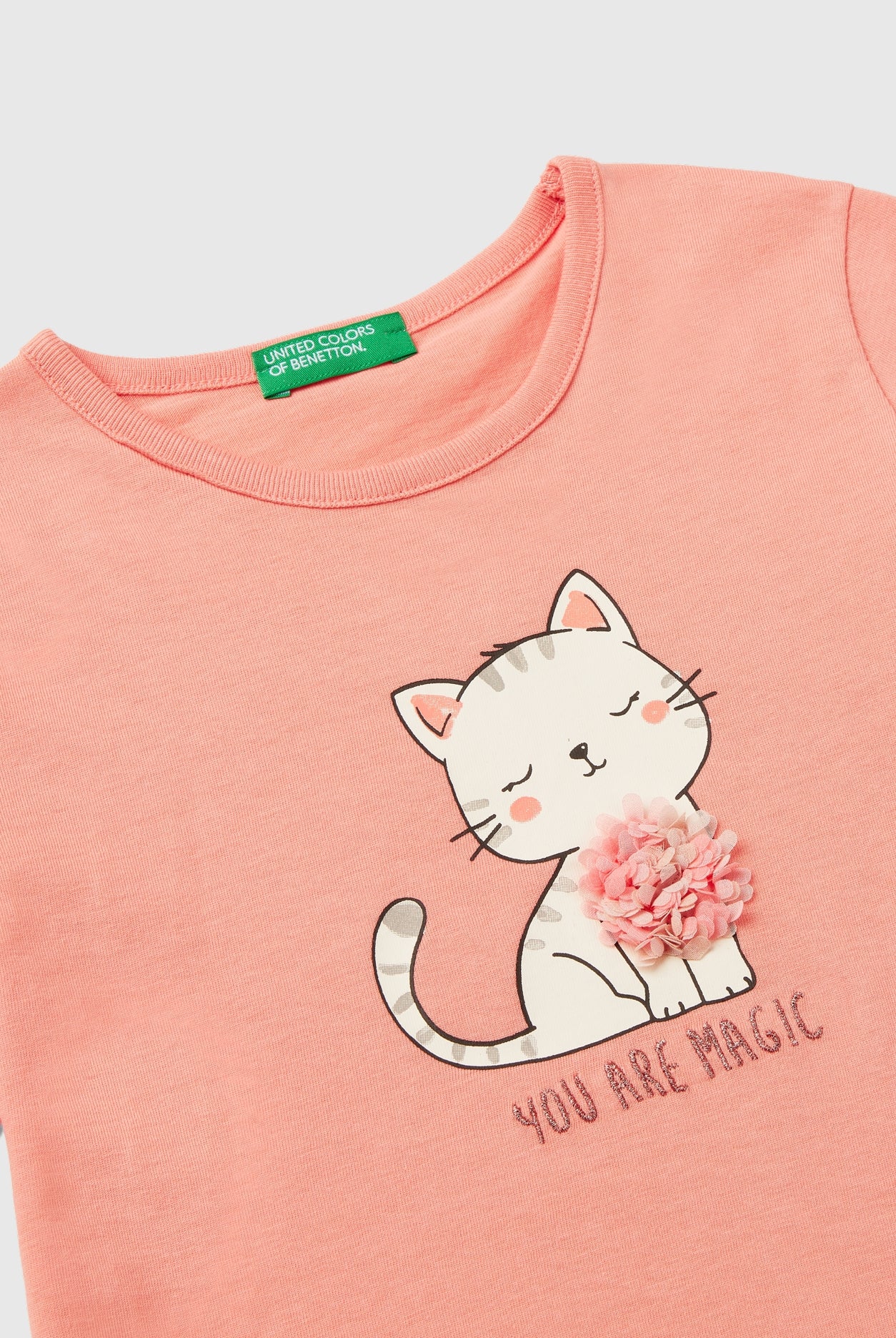 يونايتد كولورز اوف بينيتون تي شيرت بناتي بأكمام طويلة وياقة دائرية بزخارف بشكل بتلات الزهور