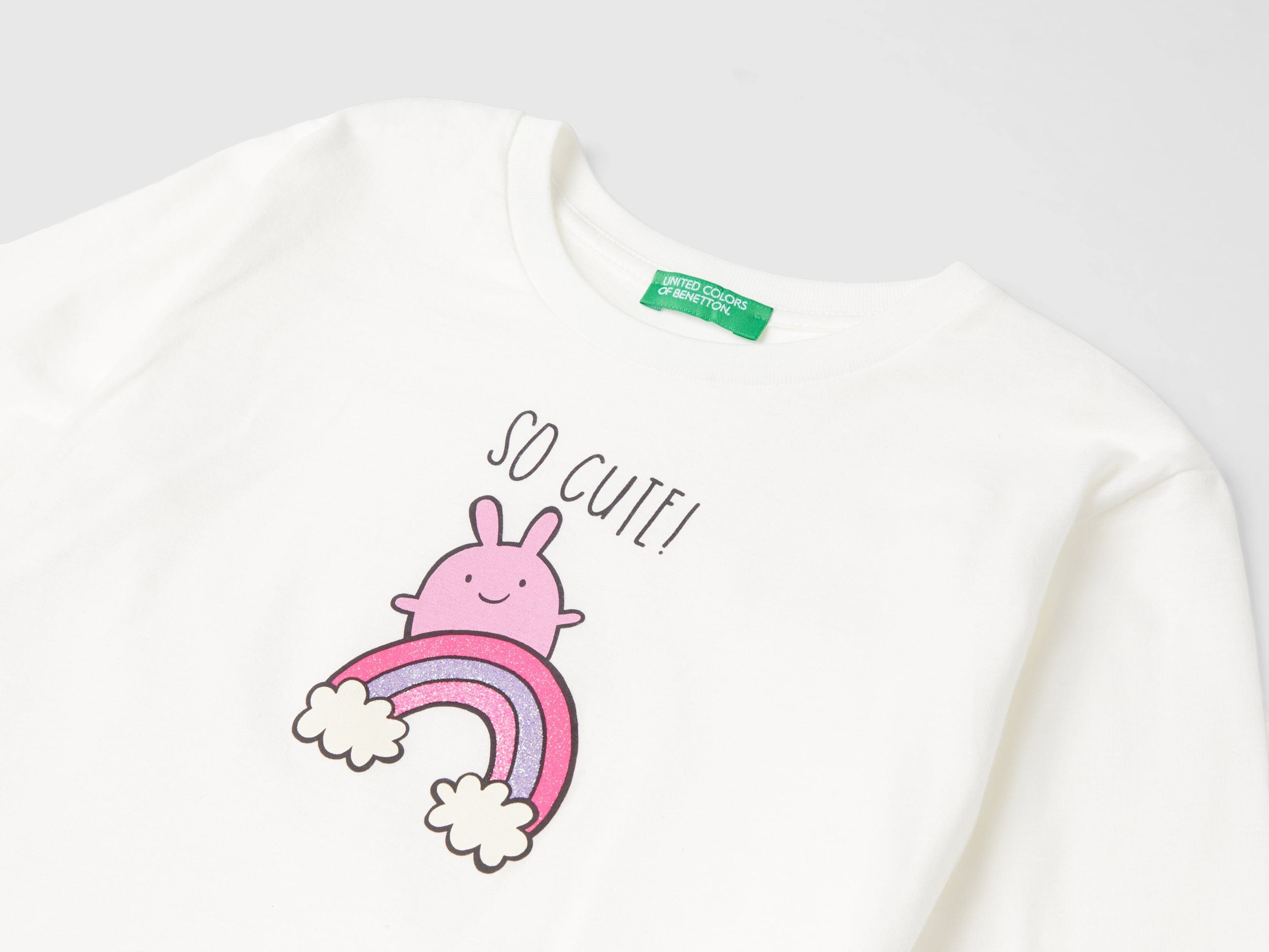 يونايتد كولورز اوف بينيتون تي شيرت بناتي بأكمام طويلة وياقة دائرية مزين بطباعة على الصدر