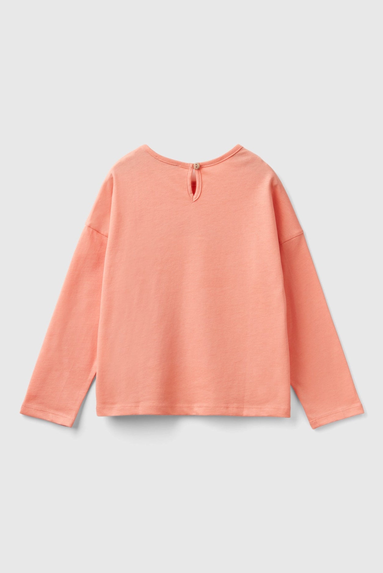 يونايتد كولورز اوف بينيتون تي شيرت بناتي بأكمام طويلة وياقة دائرية مزين بطباعة على الصدر