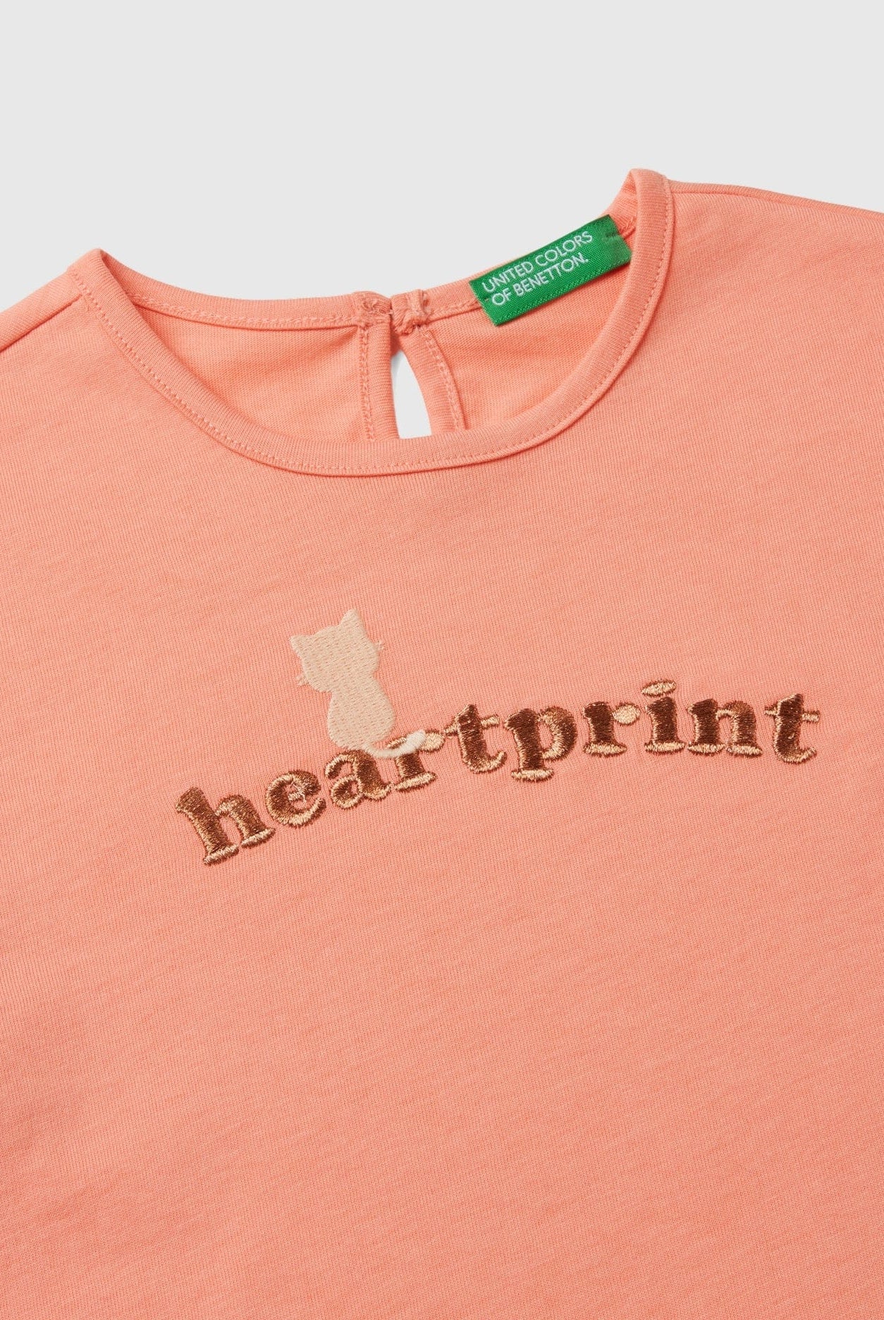 يونايتد كولورز اوف بينيتون تي شيرت بناتي بأكمام طويلة وياقة دائرية مزين بطباعة على الصدر