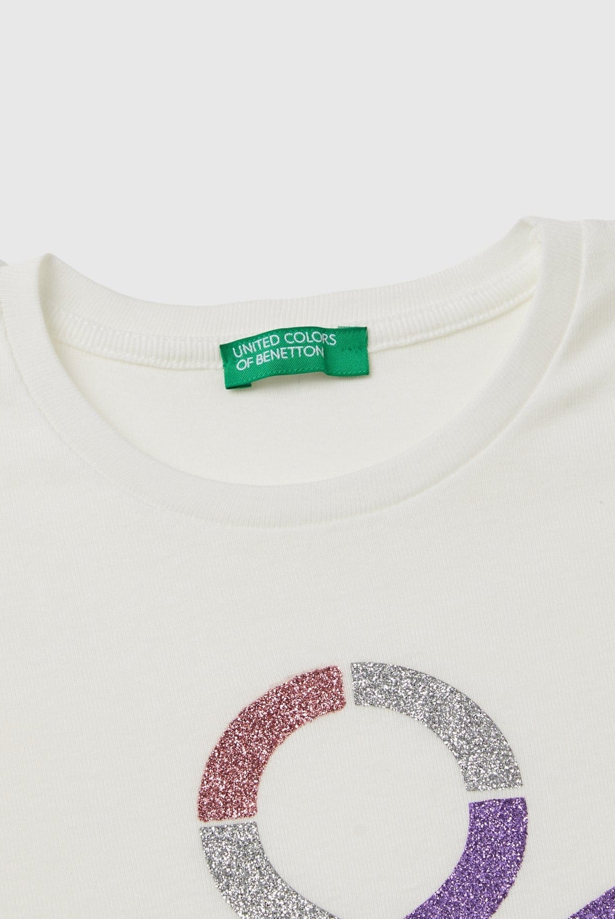 يونايتد كولورز اوف بينيتون تي شيرت بناتي بياقة دائرية كم طويل مع شعار على الصدر