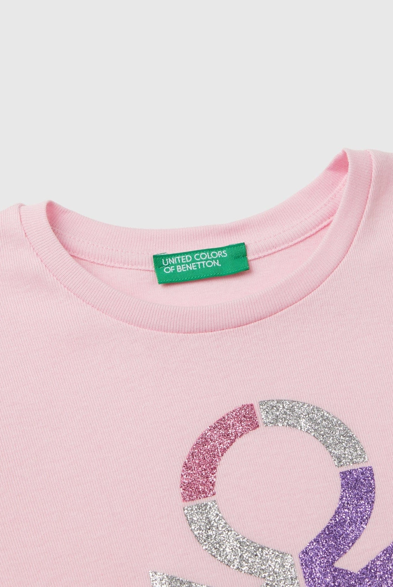 يونايتد كولورز اوف بينيتون تي شيرت بناتي بياقة دائرية كم طويل مع شعار على الصدر