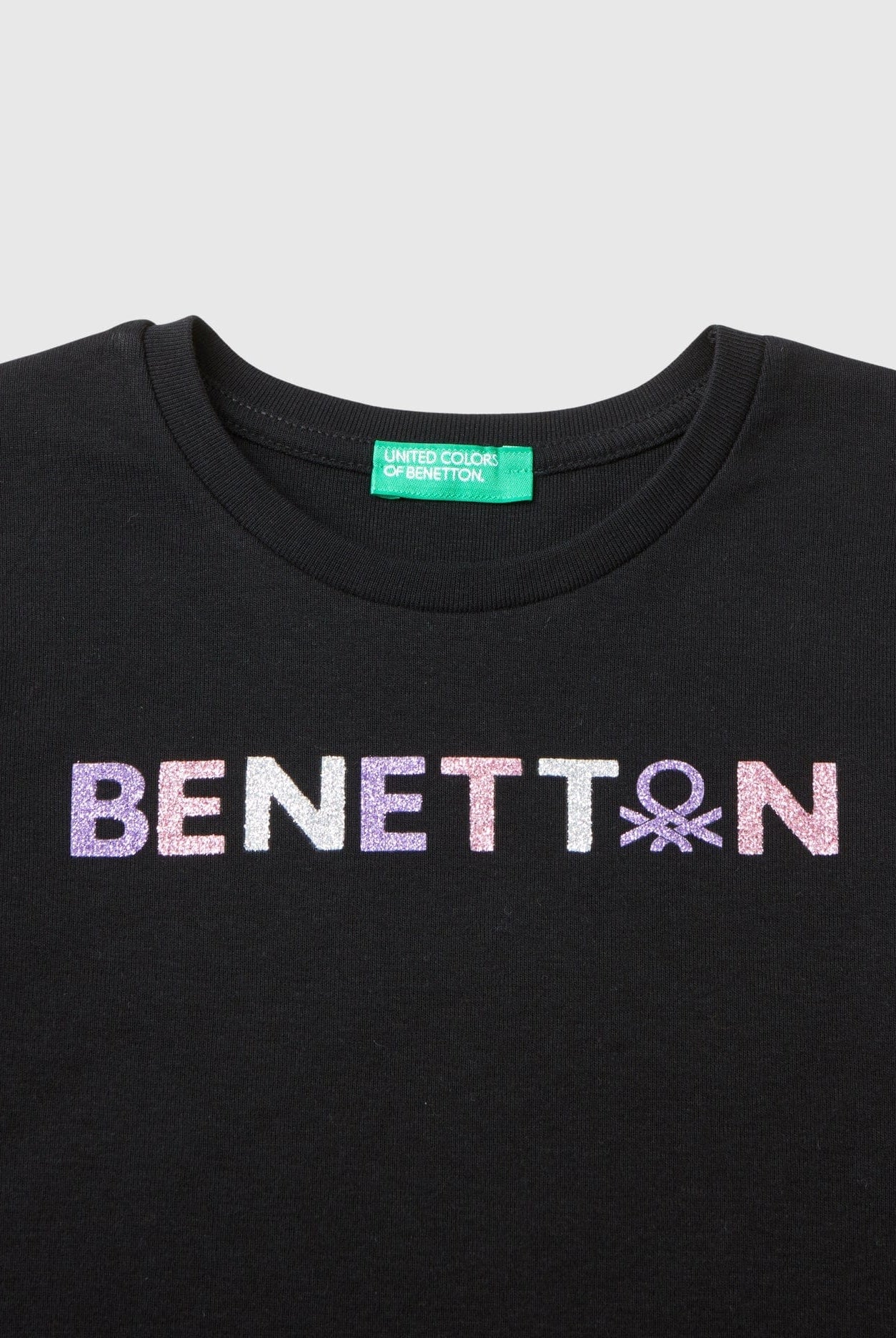 يونايتد كولورز اوف بينيتون تي شيرت بناتي بياقة دائرية كم طويل مع شعار على الصدر