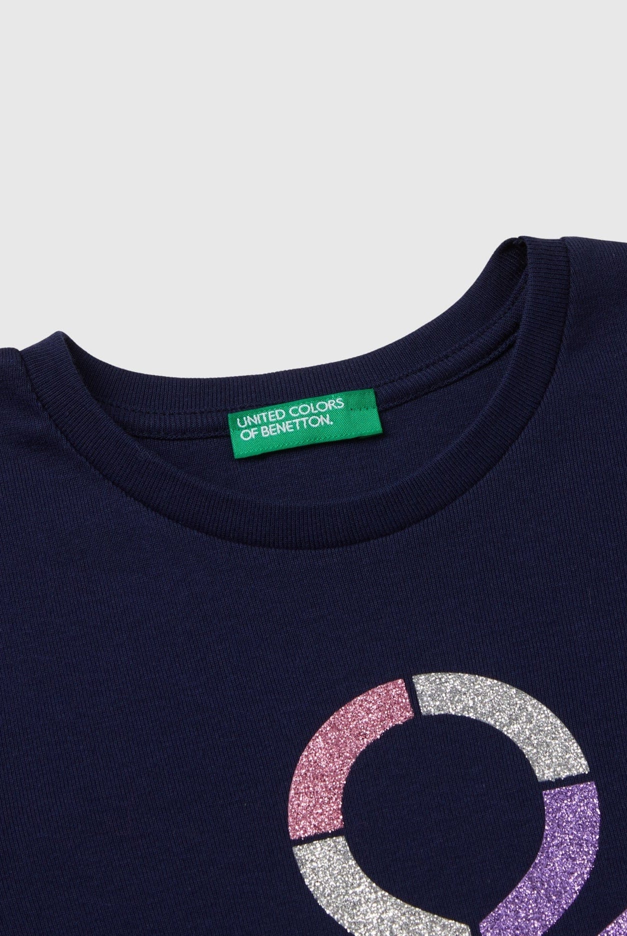 يونايتد كولورز اوف بينيتون تي شيرت بناتي بياقة دائرية كم طويل مع شعار على الصدر