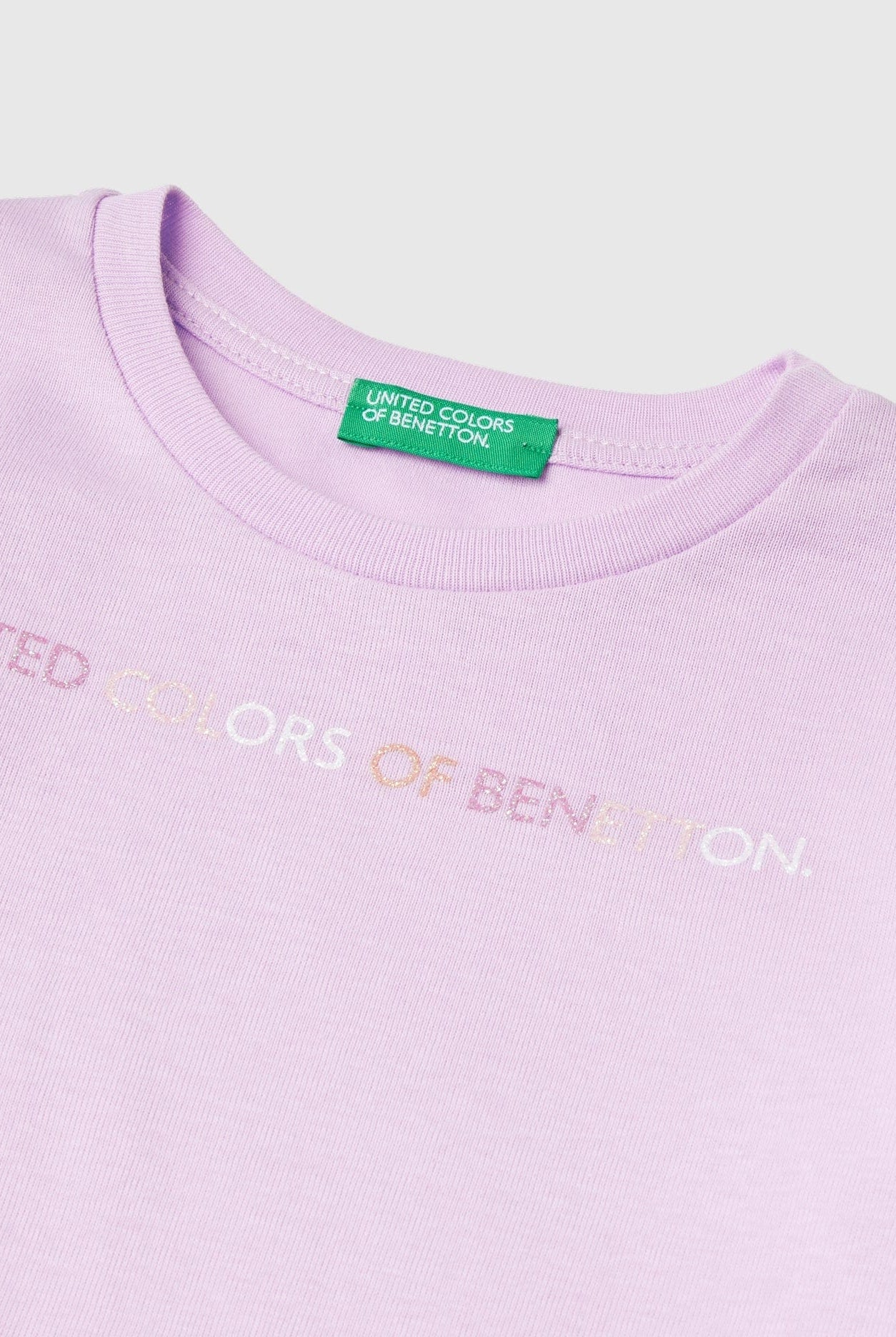 يونايتد كولورز اوف بينيتون تي شيرت بناتي بطباعة لامعة بأكمام طويلة وياقة دائرية