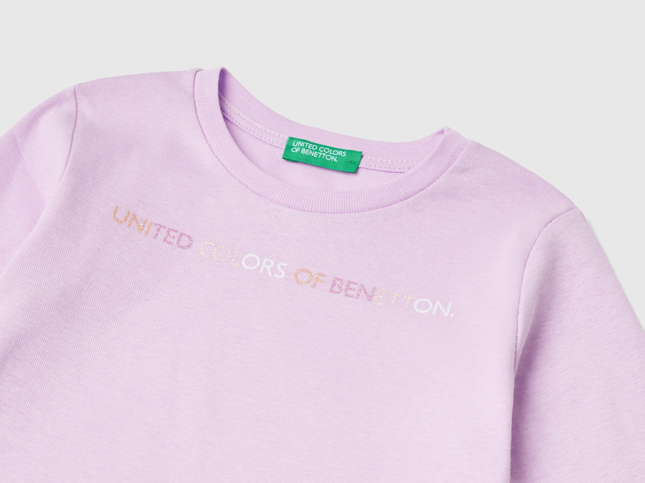 يونايتد كولورز اوف بينيتون تي شيرت بناتي بطباعة لامعة بأكمام طويلة وياقة دائرية