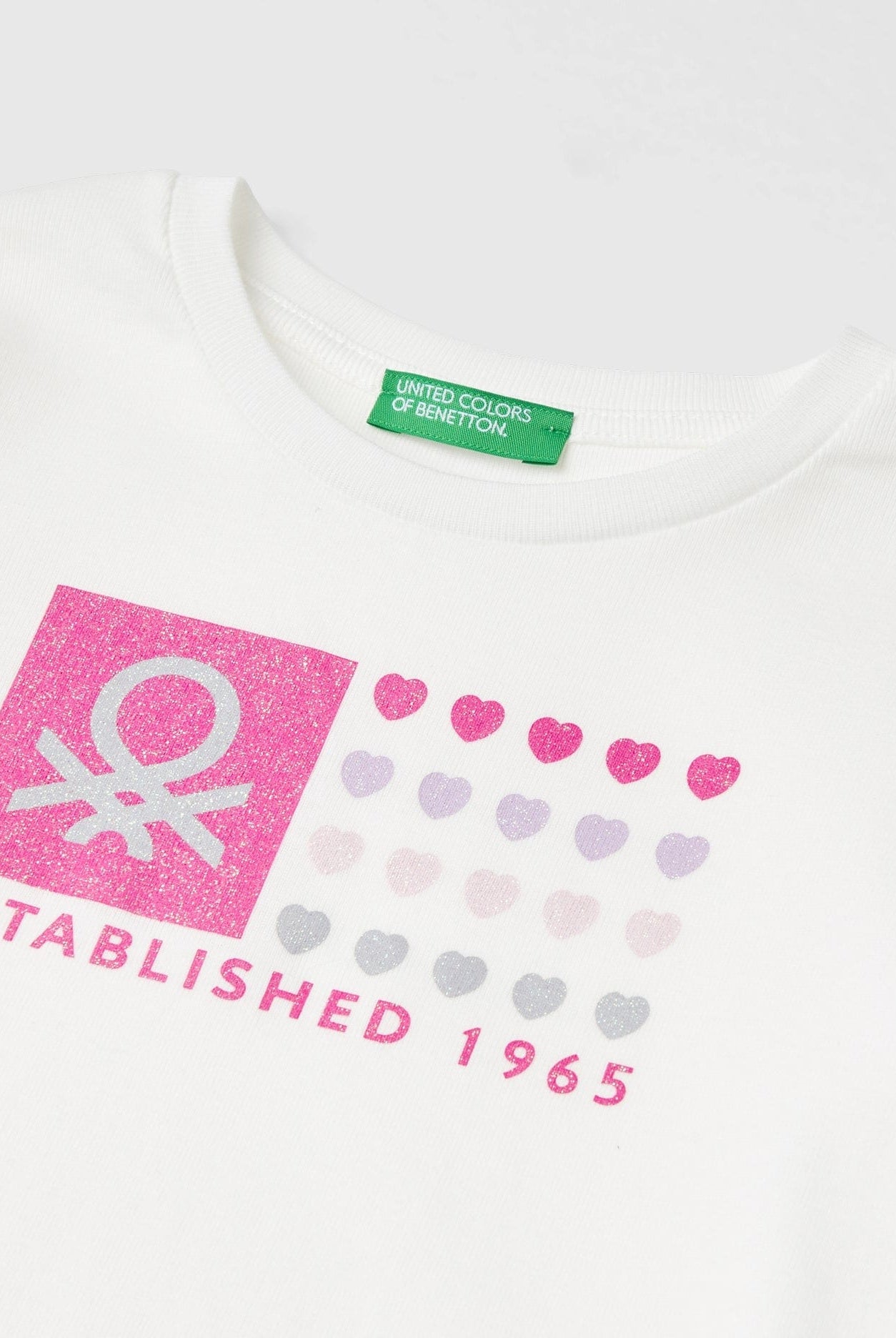 يونايتد كولورز اوف بينيتون تي شيرت بناتي بطباعة لامعة بأكمام طويلة وياقة دائرية