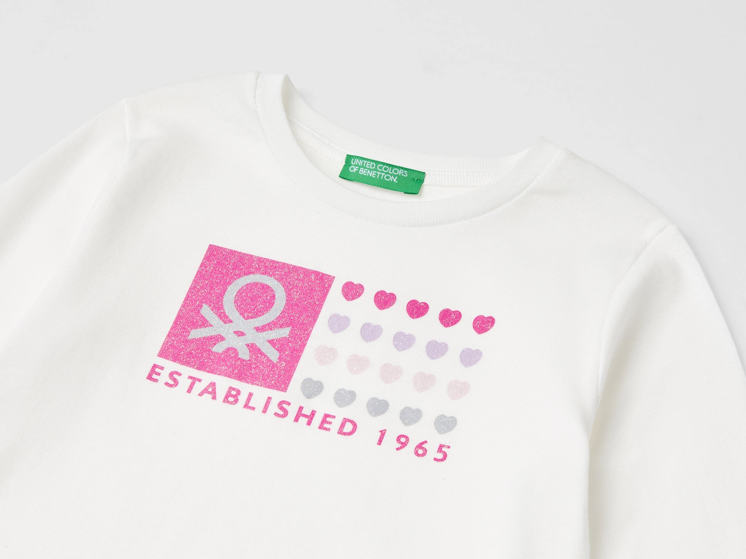 يونايتد كولورز اوف بينيتون تي شيرت بناتي بطباعة لامعة بأكمام طويلة وياقة دائرية