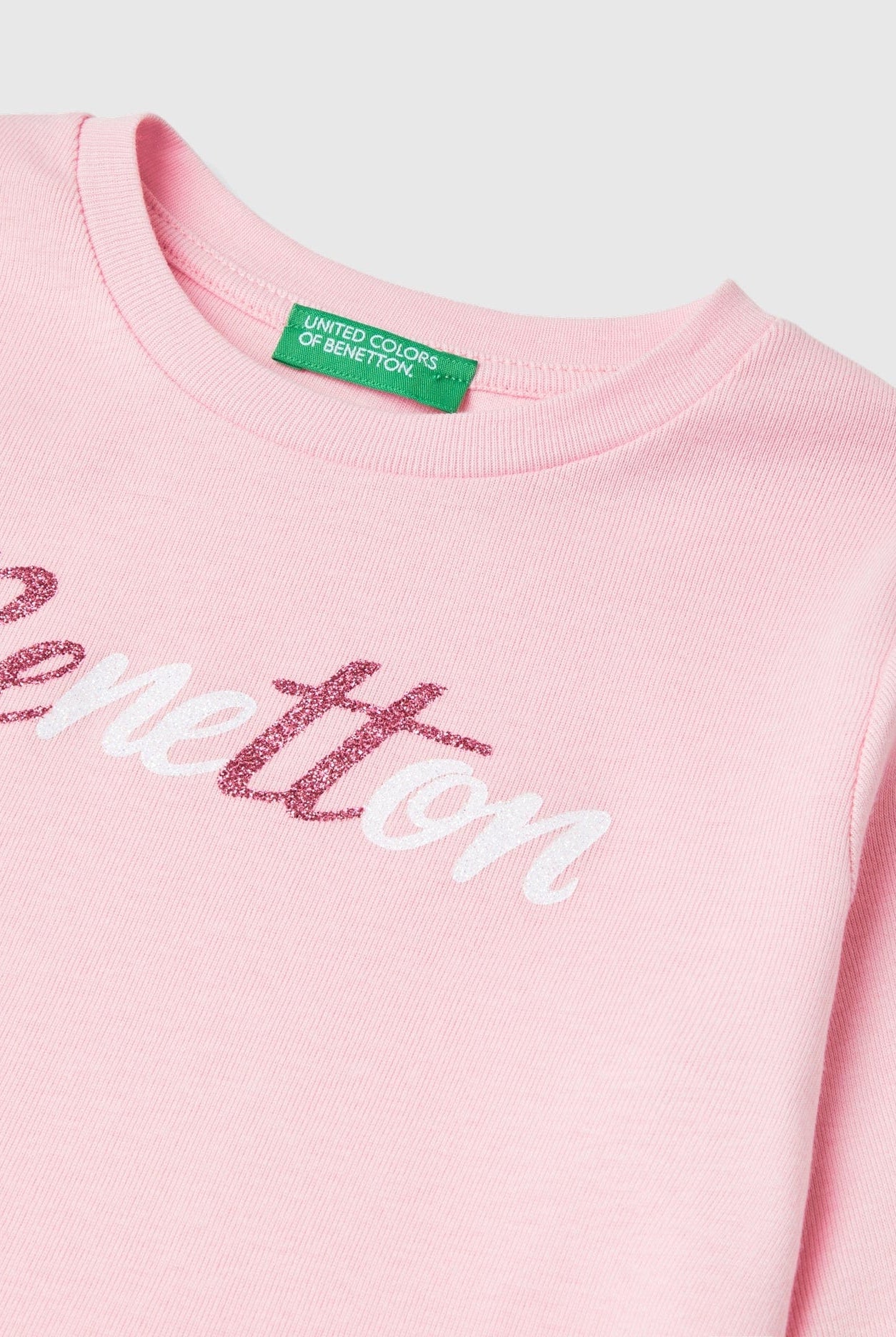 يونايتد كولورز اوف بينيتون تي شيرت بناتي بطباعة لامعة بأكمام طويلة وياقة دائرية