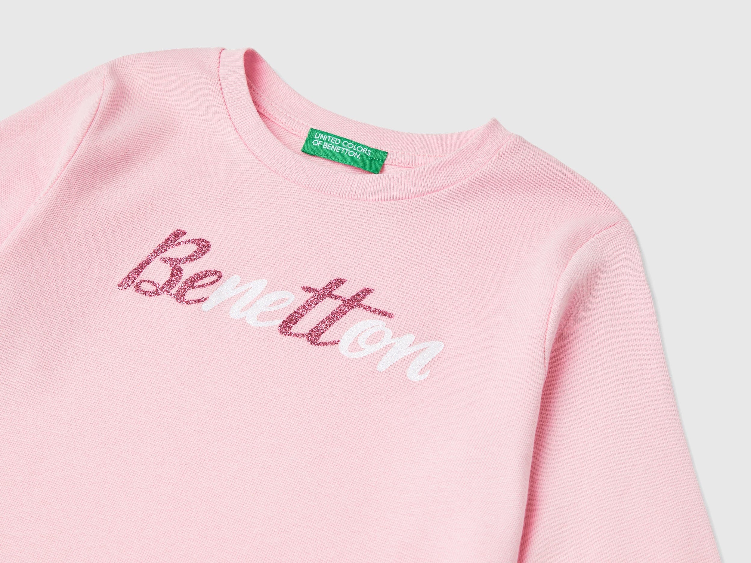 يونايتد كولورز اوف بينيتون تي شيرت بناتي بطباعة لامعة بأكمام طويلة وياقة دائرية