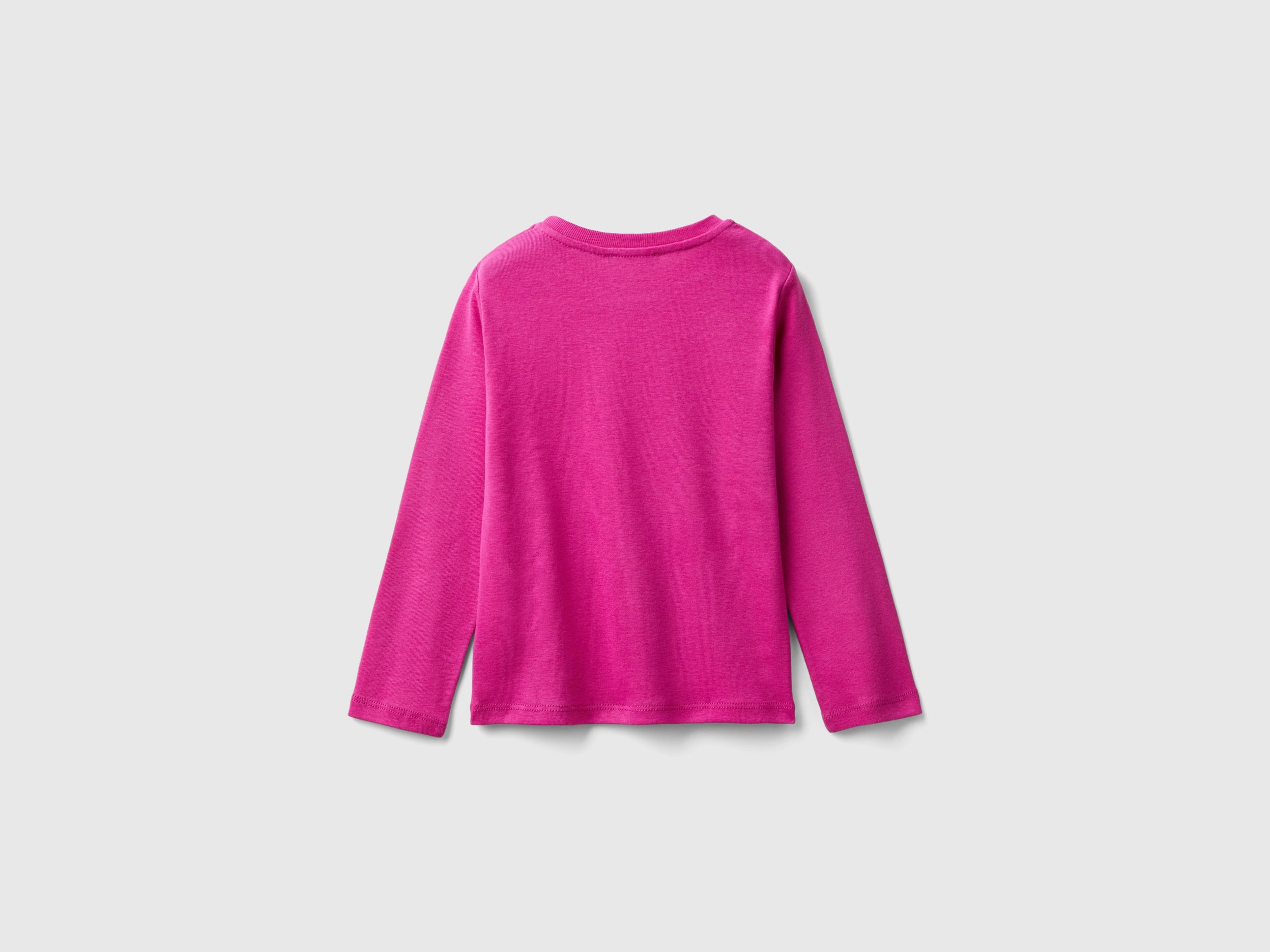 يونايتد كولورز اوف بينيتون تي شيرت بناتي بطباعة لامعة بأكمام طويلة وياقة دائرية