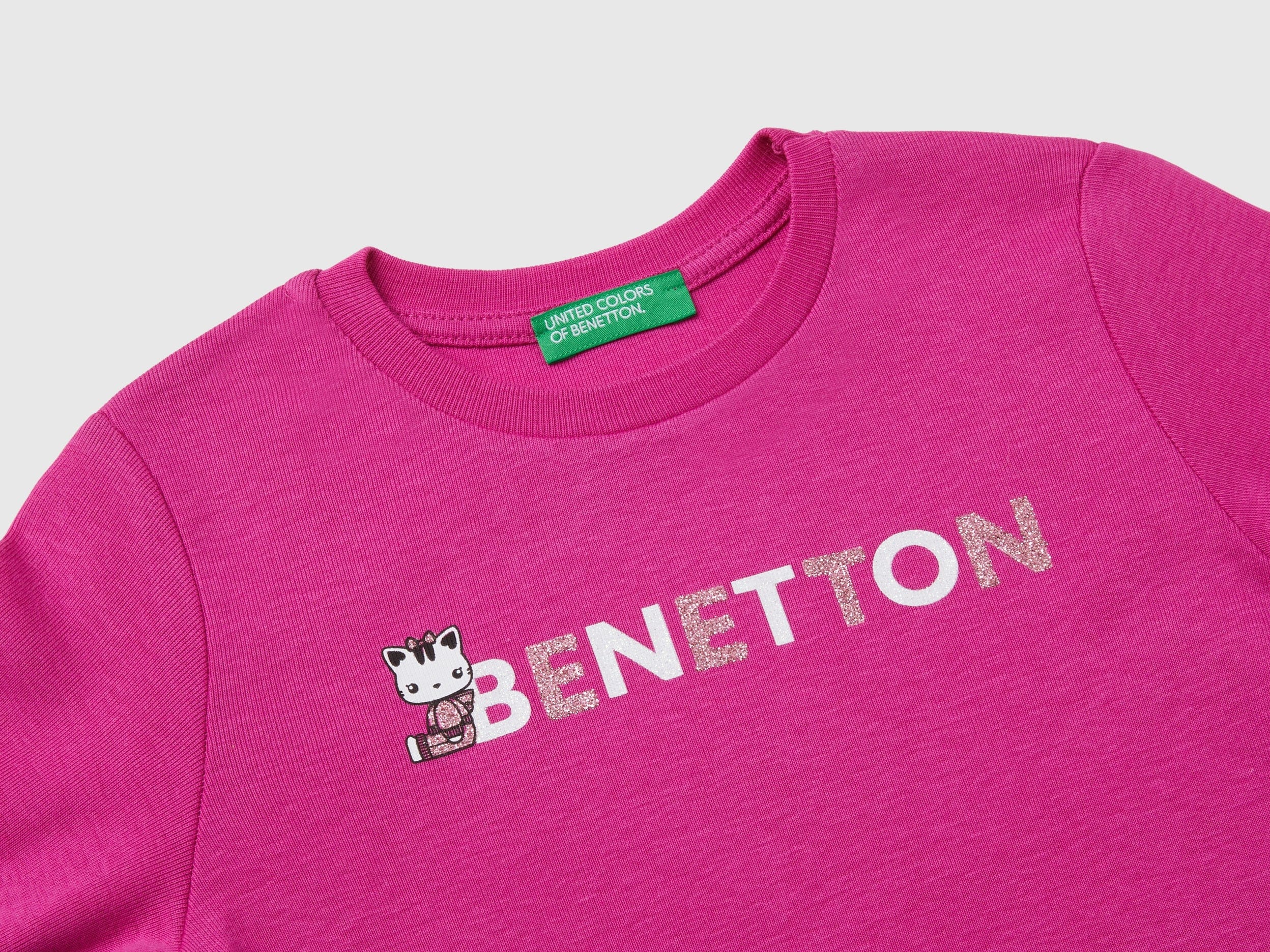 يونايتد كولورز اوف بينيتون تي شيرت بناتي بطباعة لامعة بأكمام طويلة وياقة دائرية