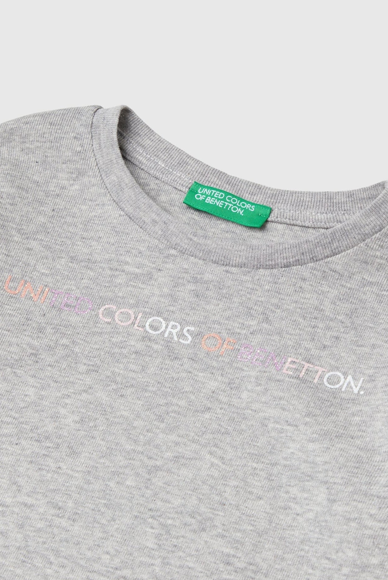 يونايتد كولورز اوف بينيتون تي شيرت بناتي بطباعة لامعة بأكمام طويلة وياقة دائرية