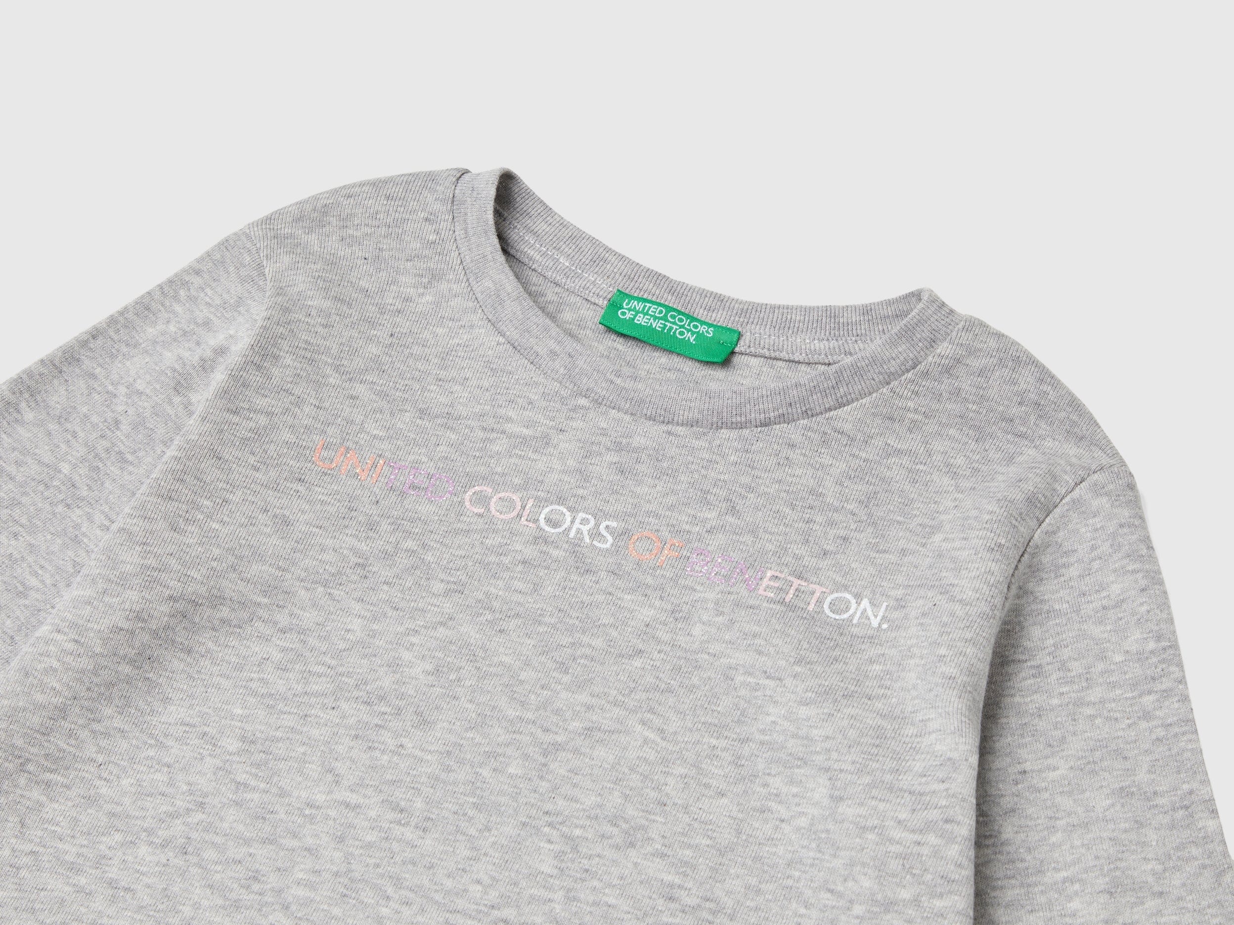 يونايتد كولورز اوف بينيتون تي شيرت بناتي بطباعة لامعة بأكمام طويلة وياقة دائرية