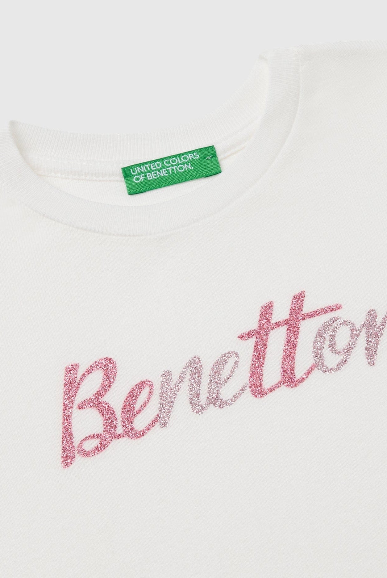 يونايتد كولورز اوف بينيتون تي شيرت بناتي بطباعة لامعة بأكمام طويلة وياقة دائرية