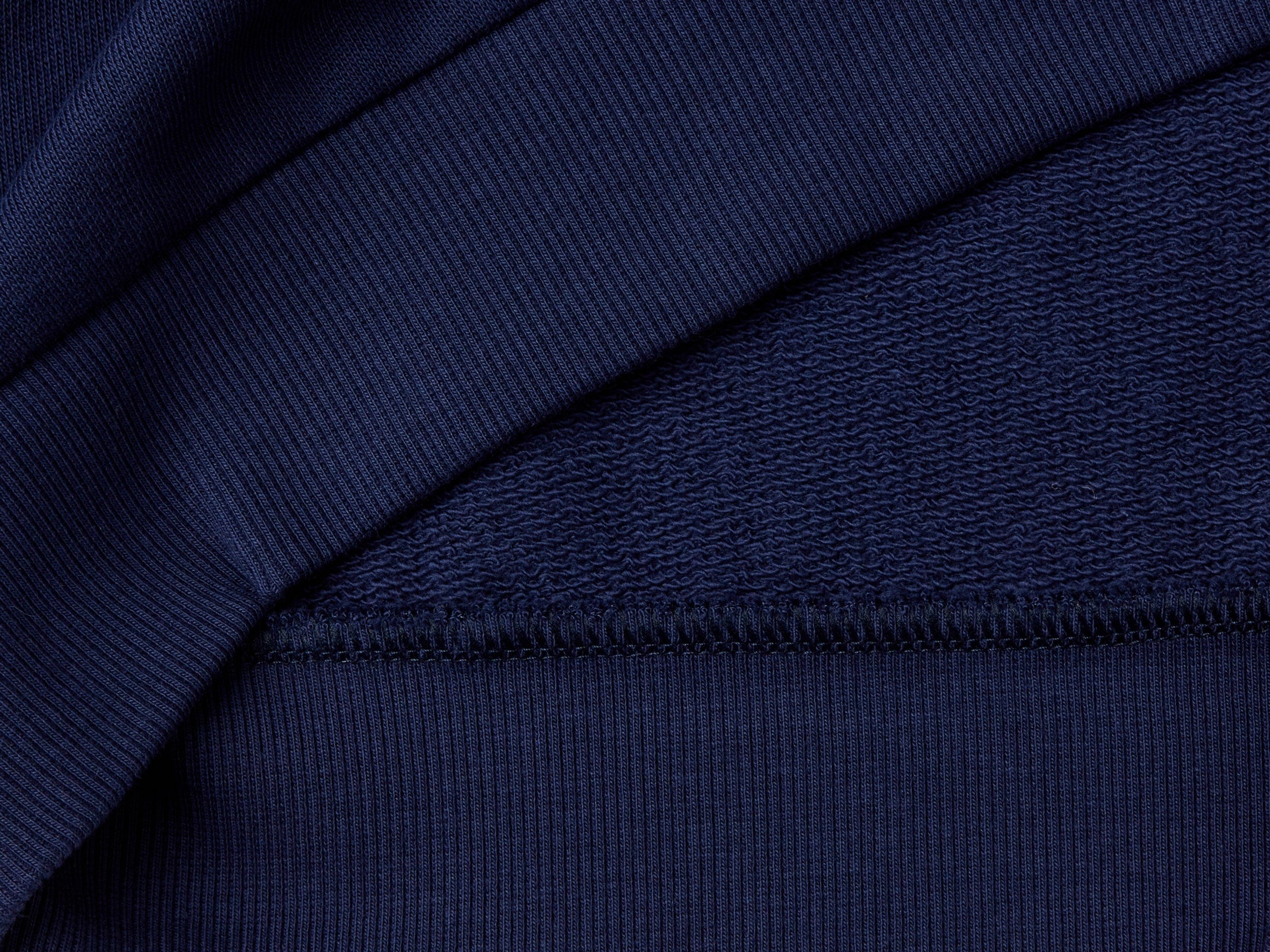 يونايتد كولورز اوف بينيتون سويت شيرت اولادي طويل الأكمام ذات ياقة دائرية مع رسمة بنيتون