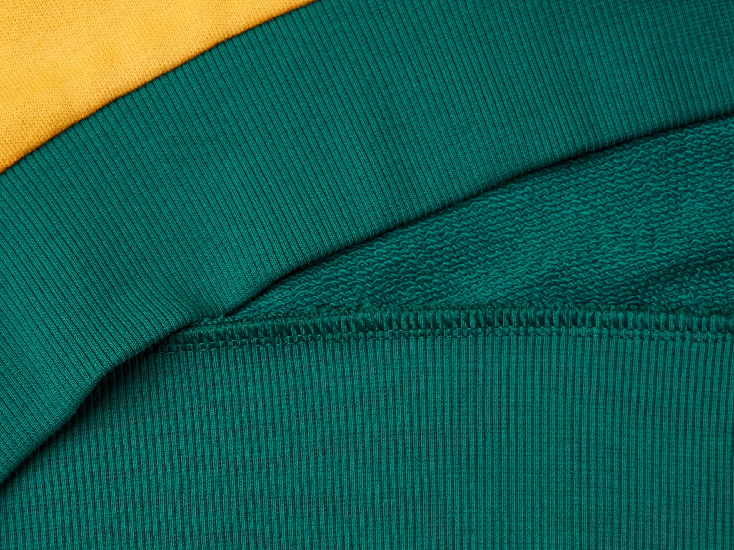 يونايتد كولورز اوف بينيتون سويت شيرت اولادي طويل الأكمام ذات ياقة دائرية مع رسمة بنيتون