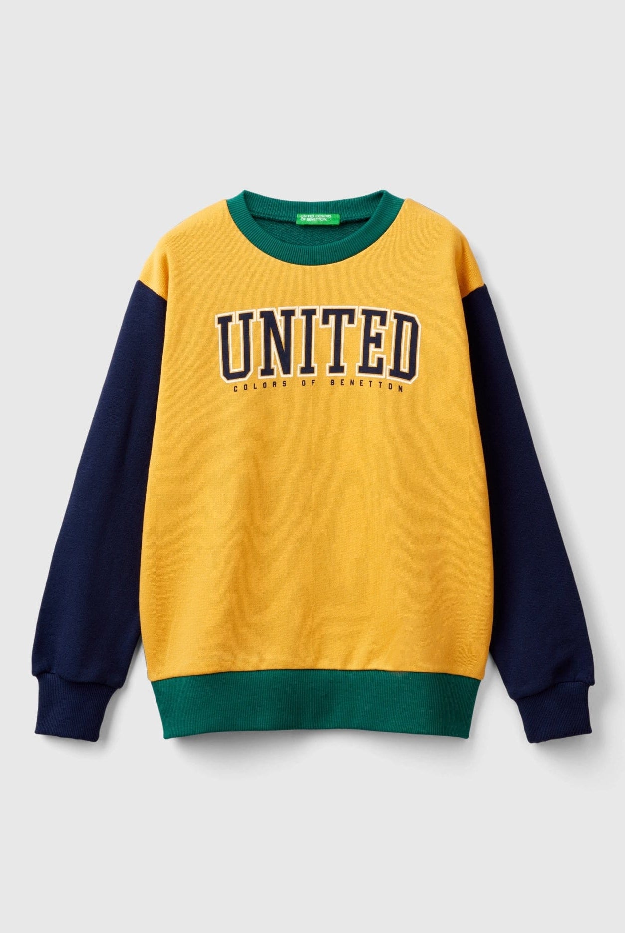 يونايتد كولورز اوف بينيتون سويت شيرت اولادي طويل الأكمام ذات ياقة دائرية مع رسمة بنيتون