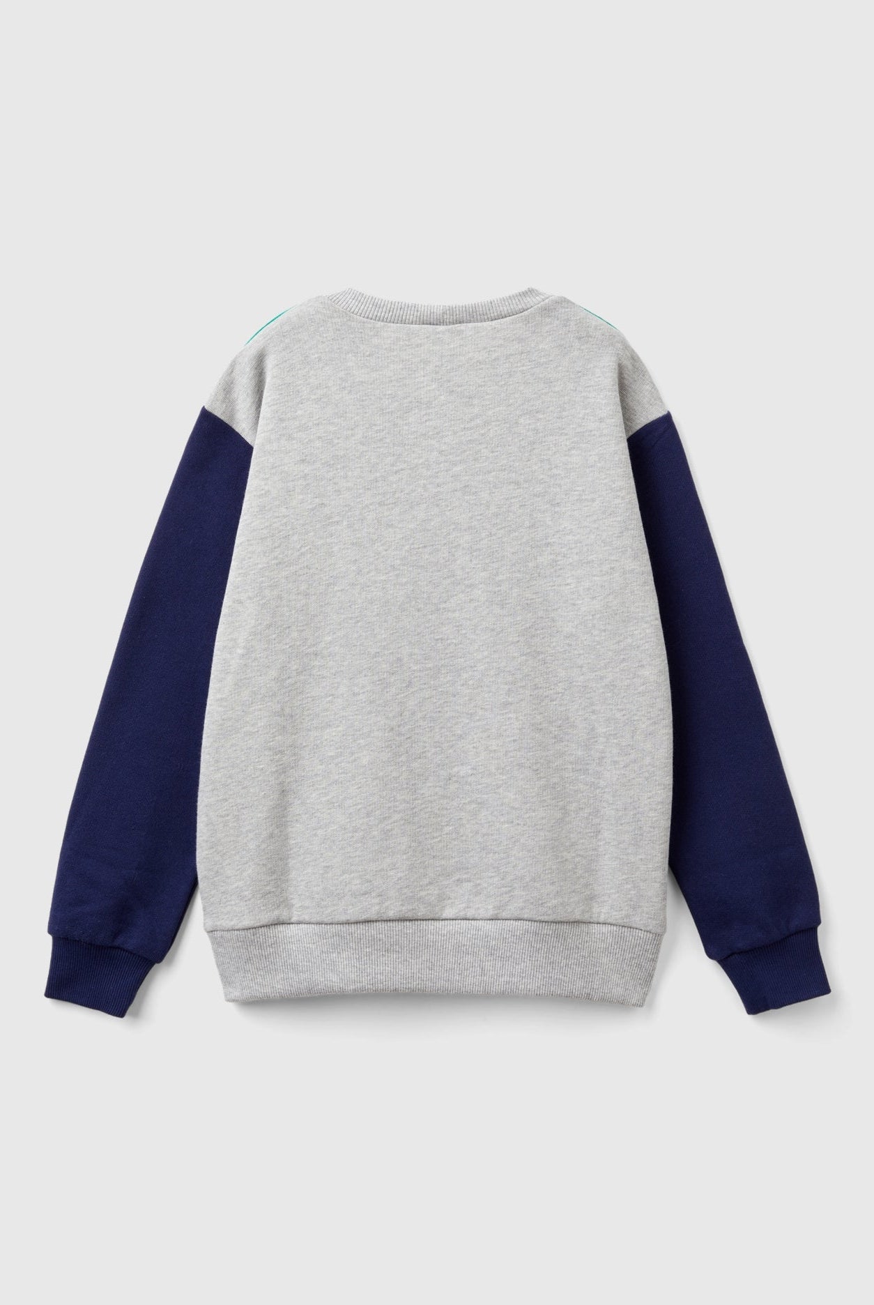 يونايتد كولورز اوف بينيتون سويت شيرت اولادي طويل الأكمام ذات ياقة دائرية مع رسمة بنيتون