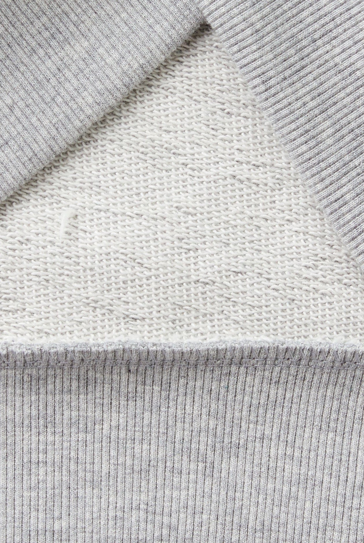 يونايتد كولورز اوف بينيتون سويت شيرت اولادي طويل الأكمام ذات ياقة دائرية مع رسمة بنيتون