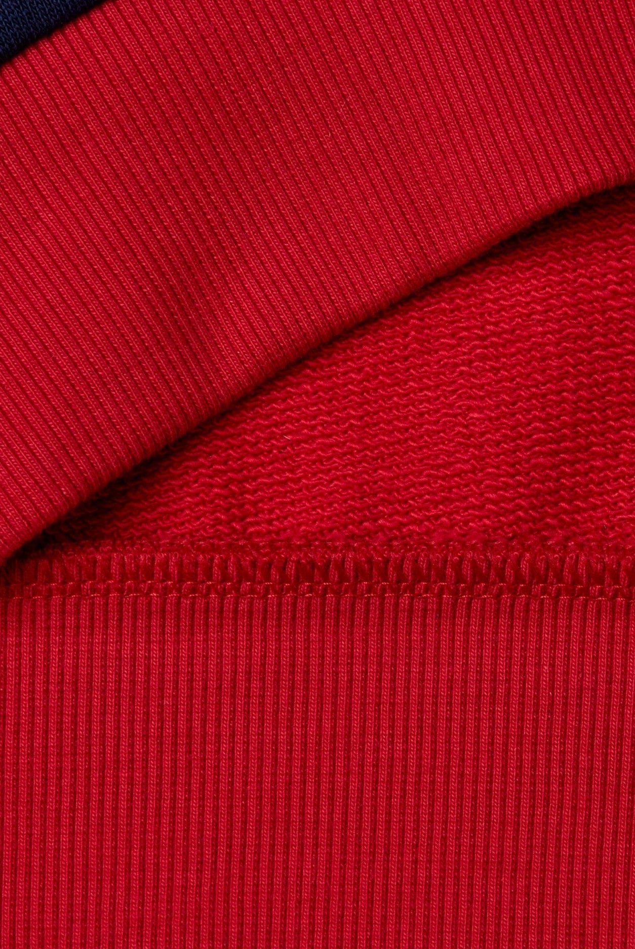 يونايتد كولورز اوف بينيتون سويت شيرت اولادي طويل الأكمام ذات ياقة دائرية مع رسمة بنيتون