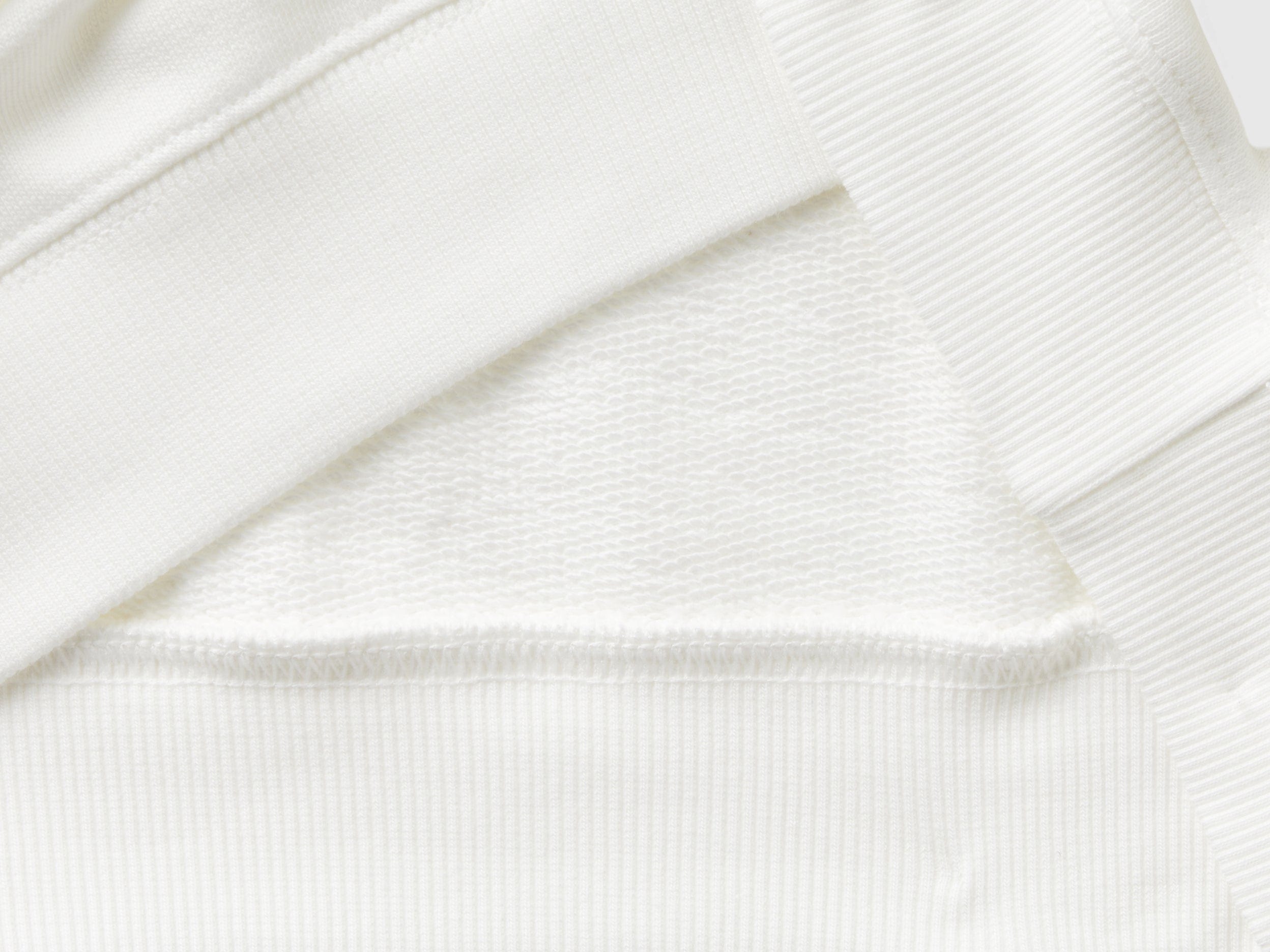 يونايتد كولورز اوف بينيتون سويت شيرت بناتي بأكمام طويلة وياقة دائرية مع شعار على الصدر