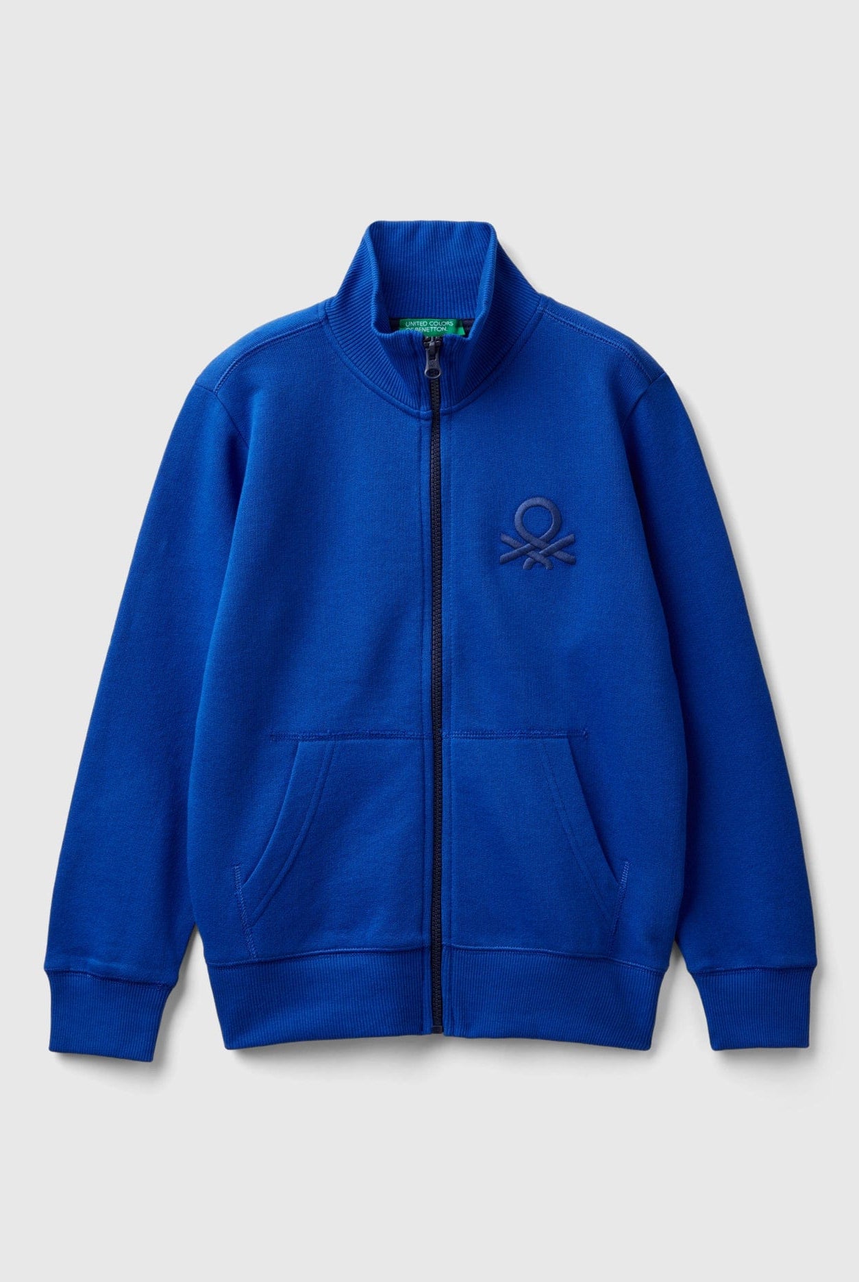 يونايتد كولورز اوف بينيتون سويت شيرت اولادي بسحاب بياقة عالية وجيوب أمامية مع شعار مطرز على الصدر