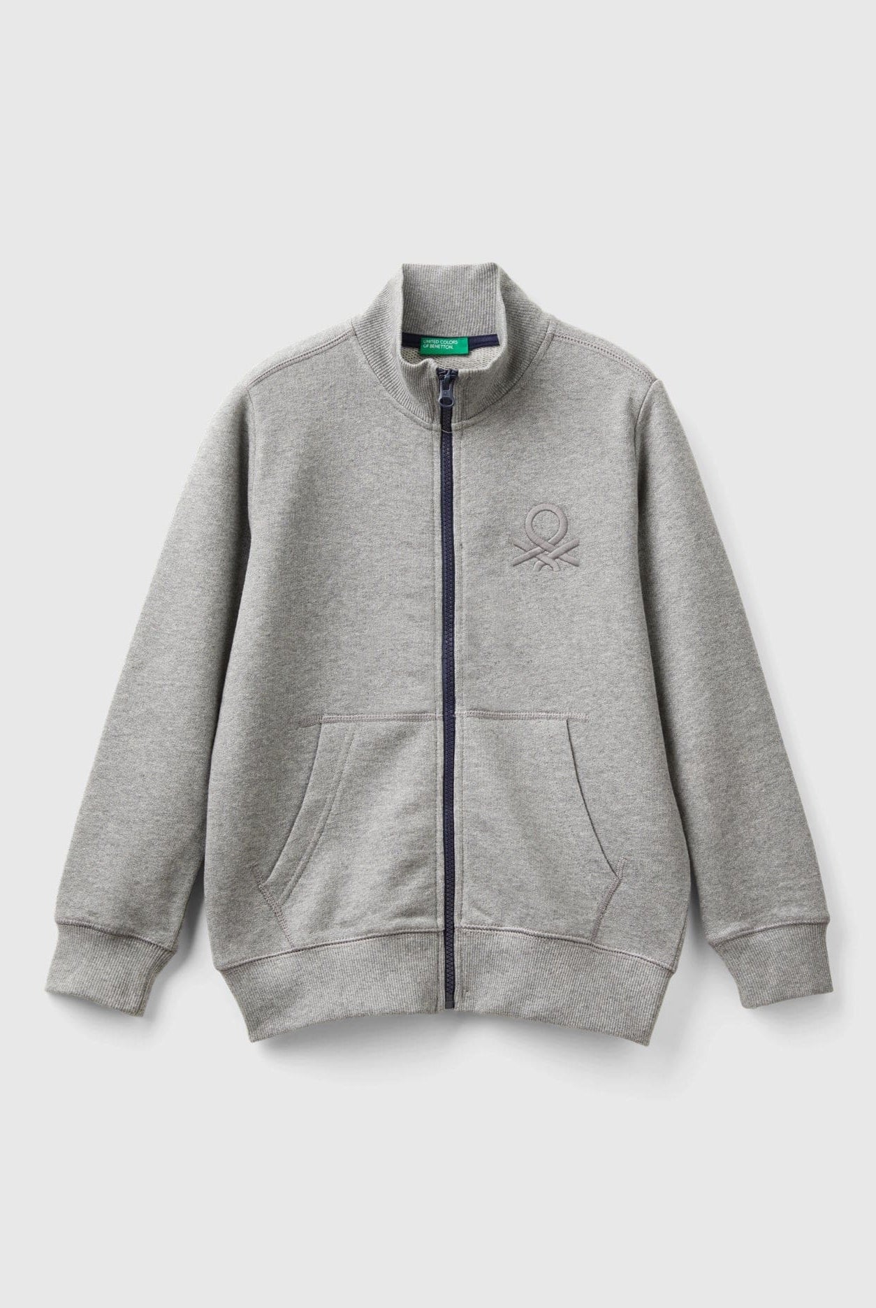 يونايتد كولورز اوف بينيتون سويت شيرت اولادي بسحاب بياقة عالية وجيوب أمامية مع شعار مطرز على الصدر