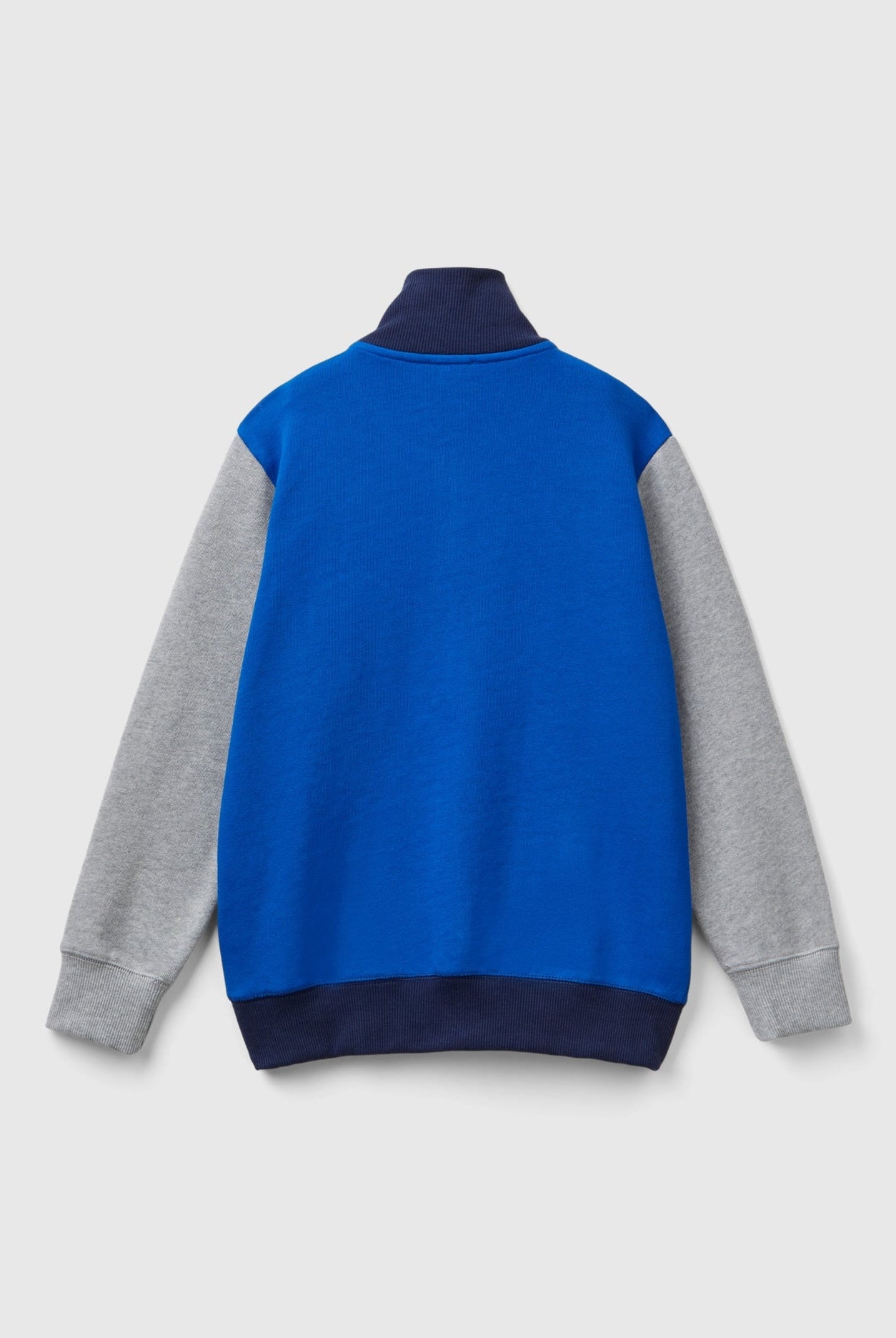 يونايتد كولورز اوف بينيتون سويت شيرت اولادي بسحاب بياقة عالية وجيوب أمامية مع شعار مطرز على الصدر