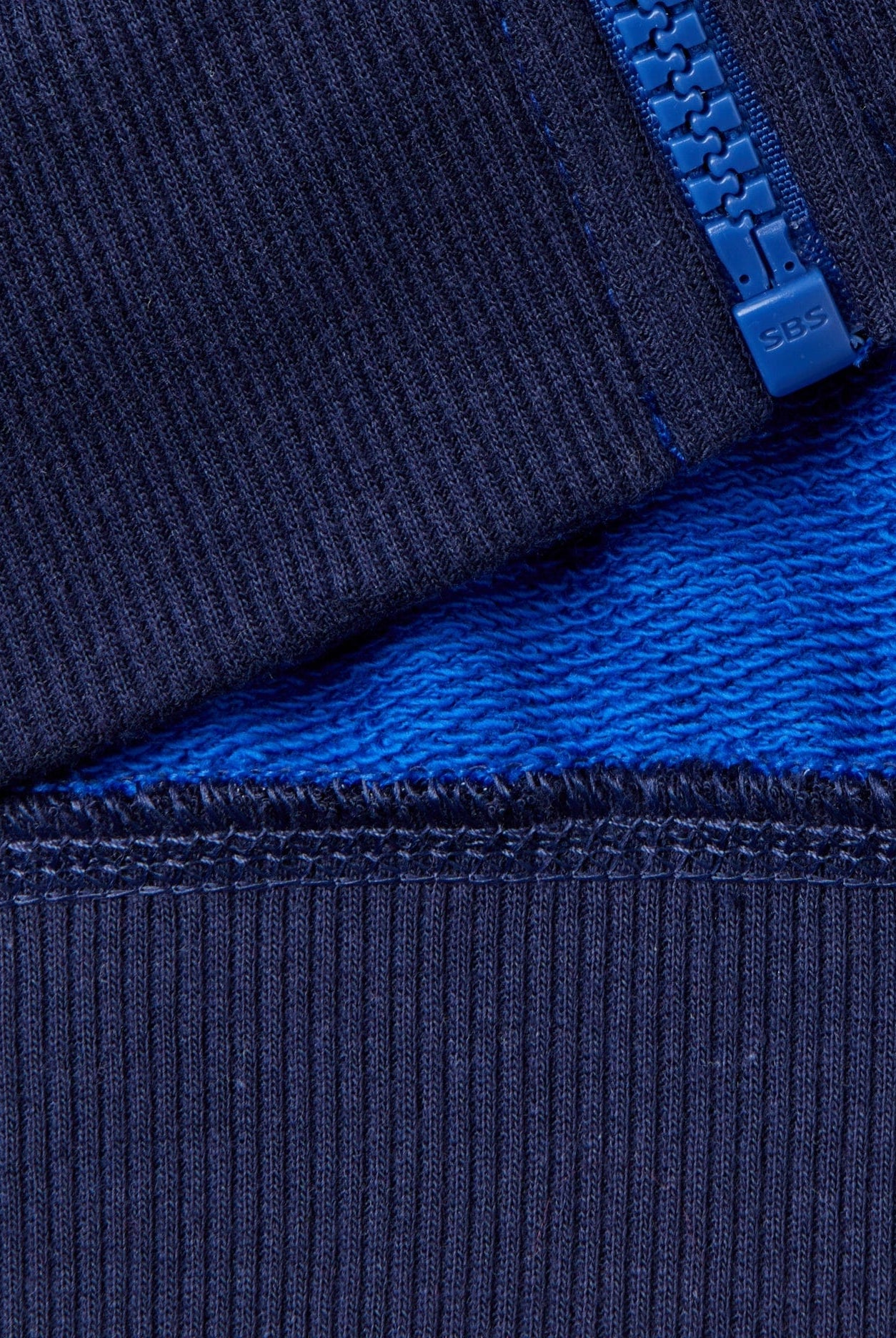 يونايتد كولورز اوف بينيتون سويت شيرت اولادي بسحاب بياقة عالية وجيوب أمامية مع شعار مطرز على الصدر