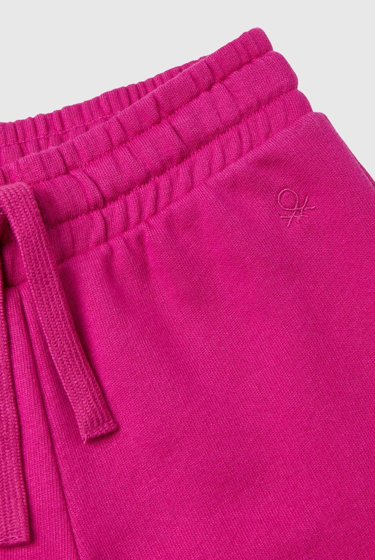 يونايتد كولورز اوف بينيتون بنطلون رياضي بناتي مع حبل رباط على الخصر وشعار عالجنب