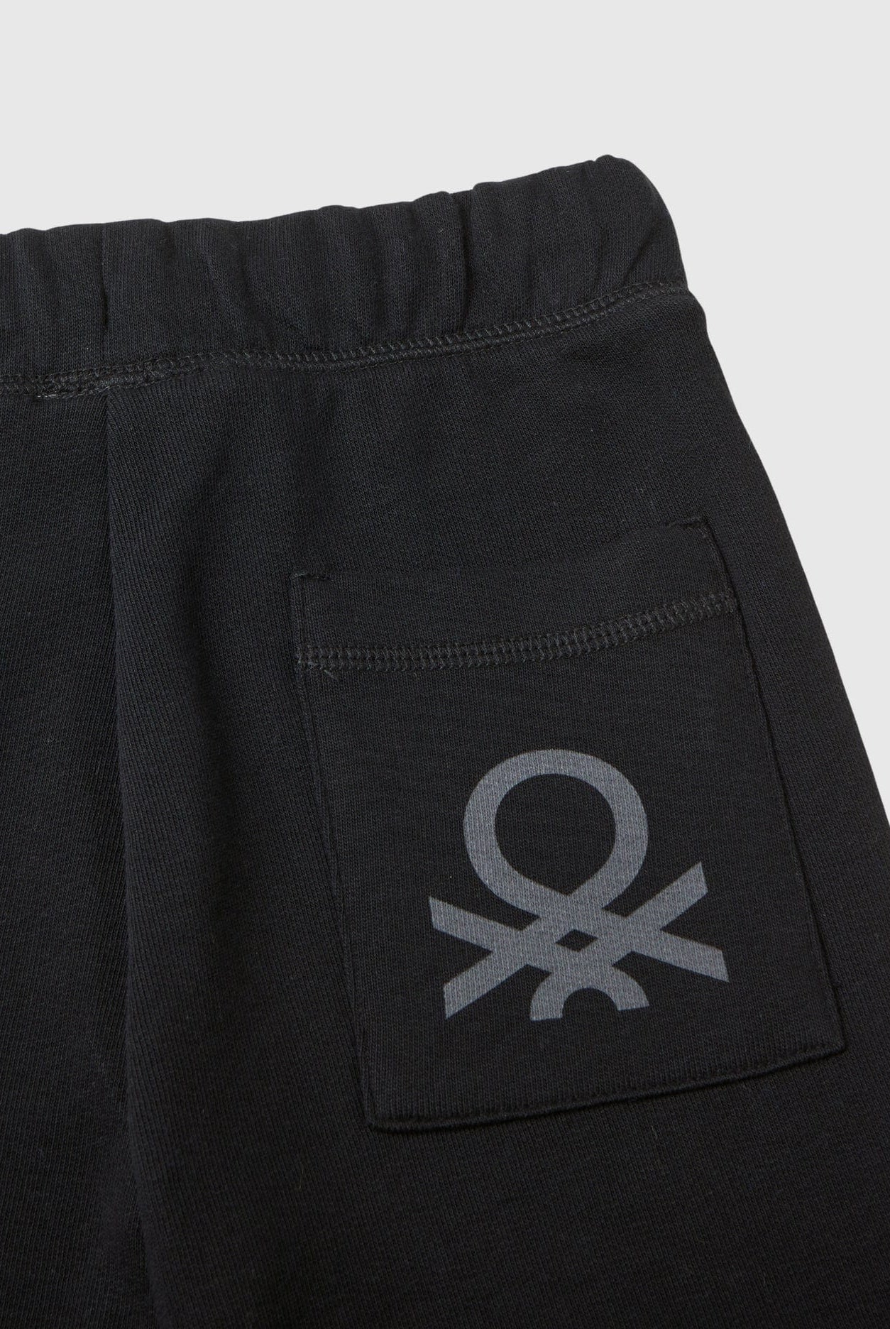 يونايتد كولورز اوف بينيتون بنطلون رياضي ولادي مع شعار مطبوع رياضي