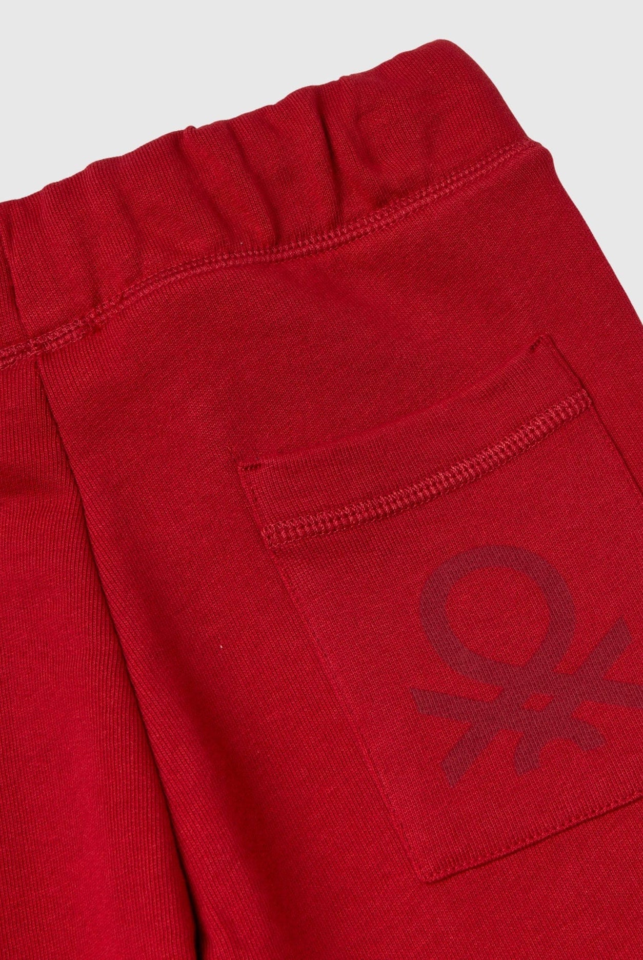 يونايتد كولورز اوف بينيتون بنطلون رياضي ولادي مع شعار مطبوع رياضي