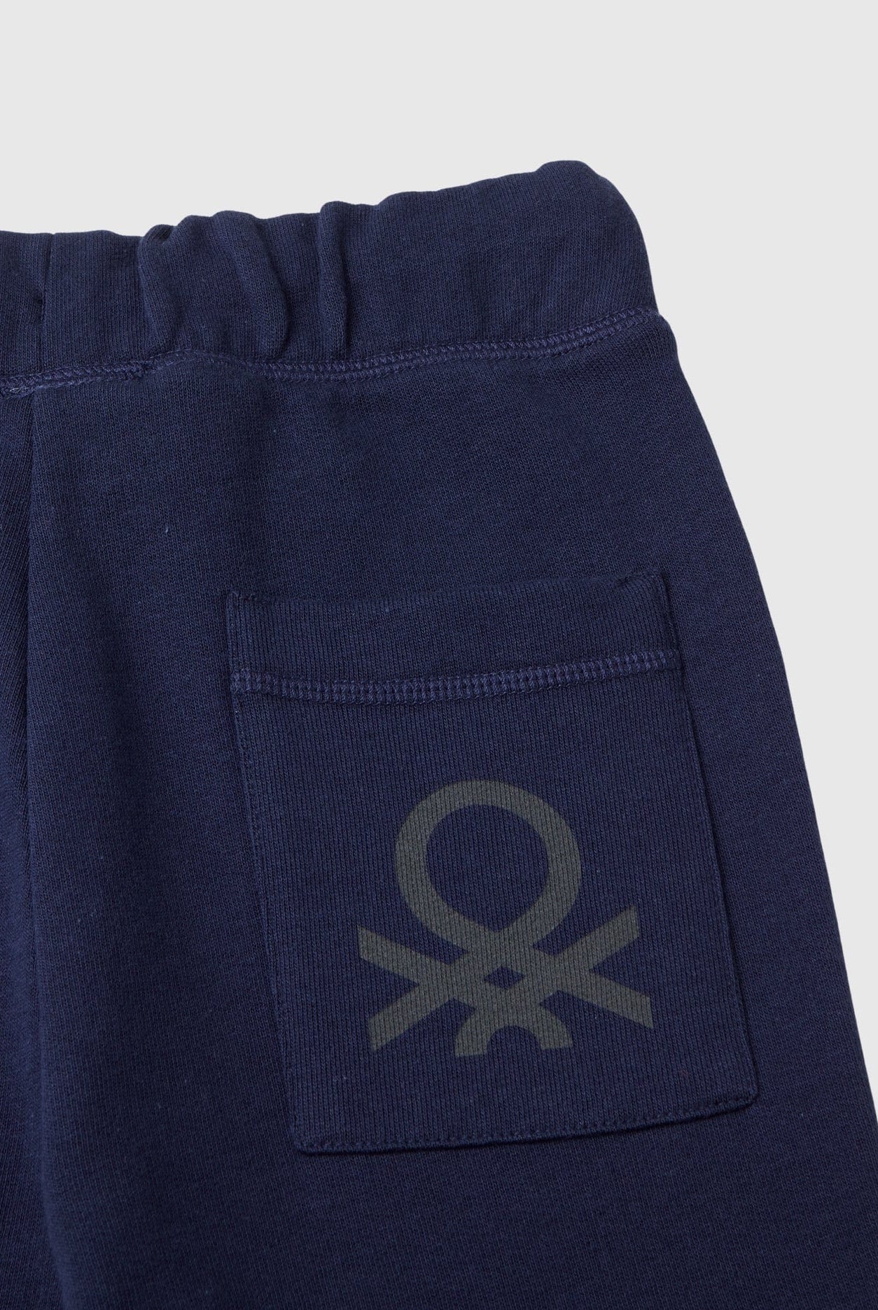 يونايتد كولورز اوف بينيتون بنطلون رياضي ولادي مع شعار مطبوع رياضي