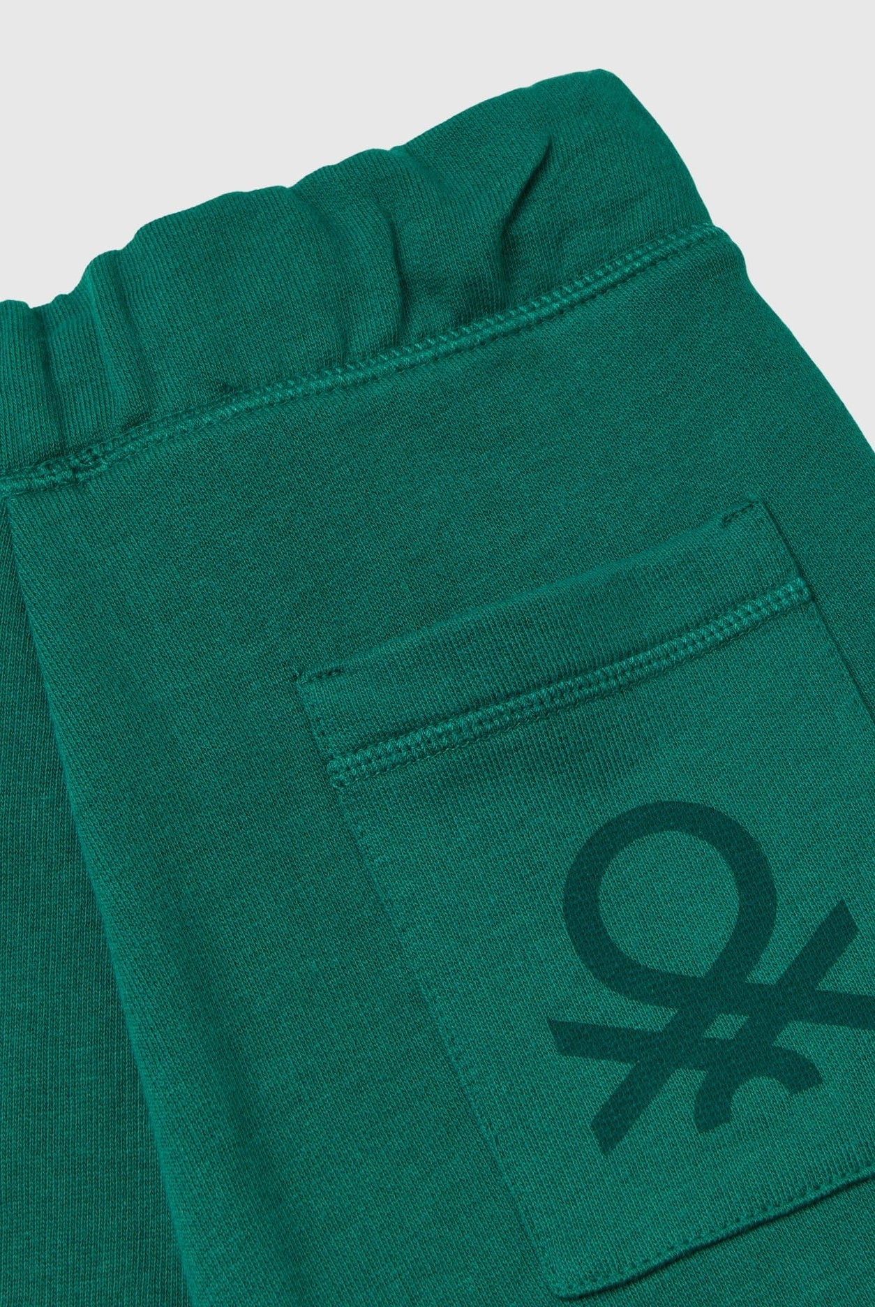 يونايتد كولورز اوف بينيتون بنطلون رياضي ولادي مع شعار مطبوع رياضي