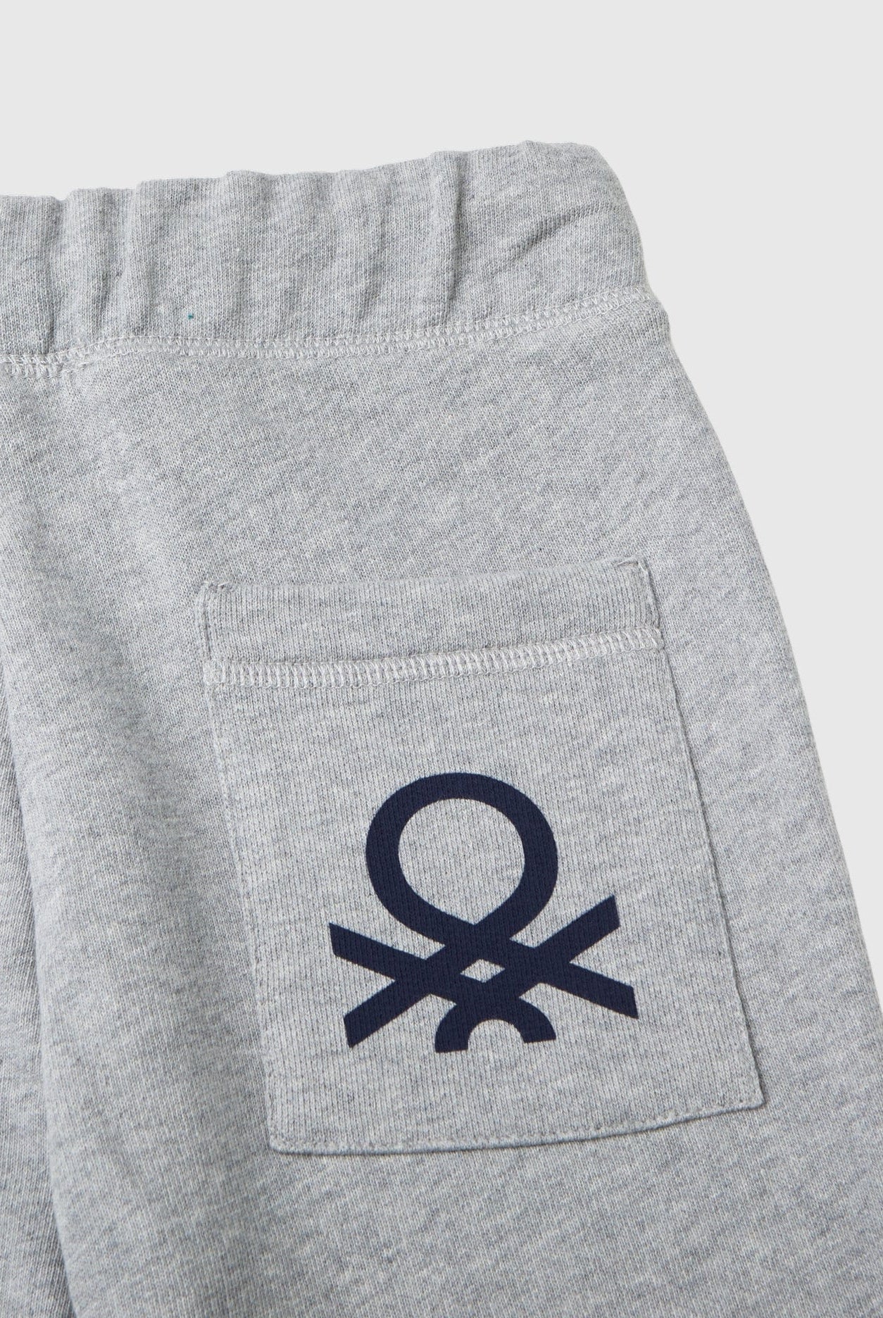 يونايتد كولورز اوف بينيتون بنطلون رياضي ولادي مع شعار مطبوع رياضي