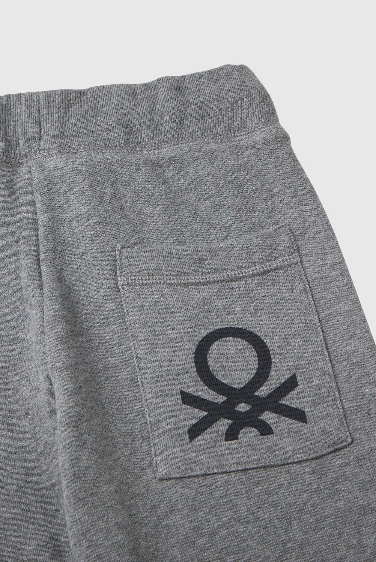 يونايتد كولورز اوف بينيتون بنطلون رياضي ولادي مع شعار مطبوع رياضي