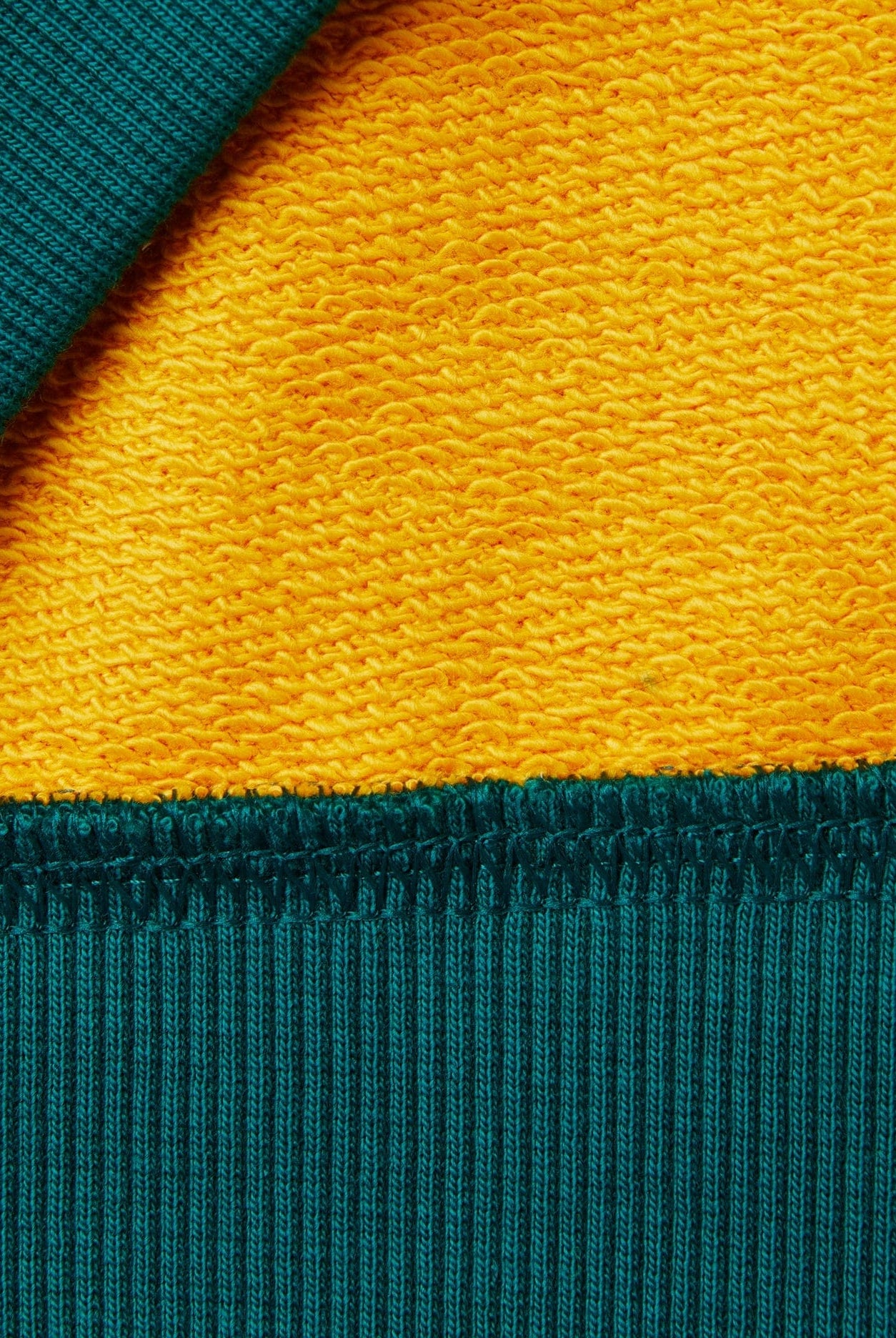 يونايتد كولورز اوف بينيتون هودي اولادي أكمام طويلة وبشعار على الصدر وجيوب أمامية