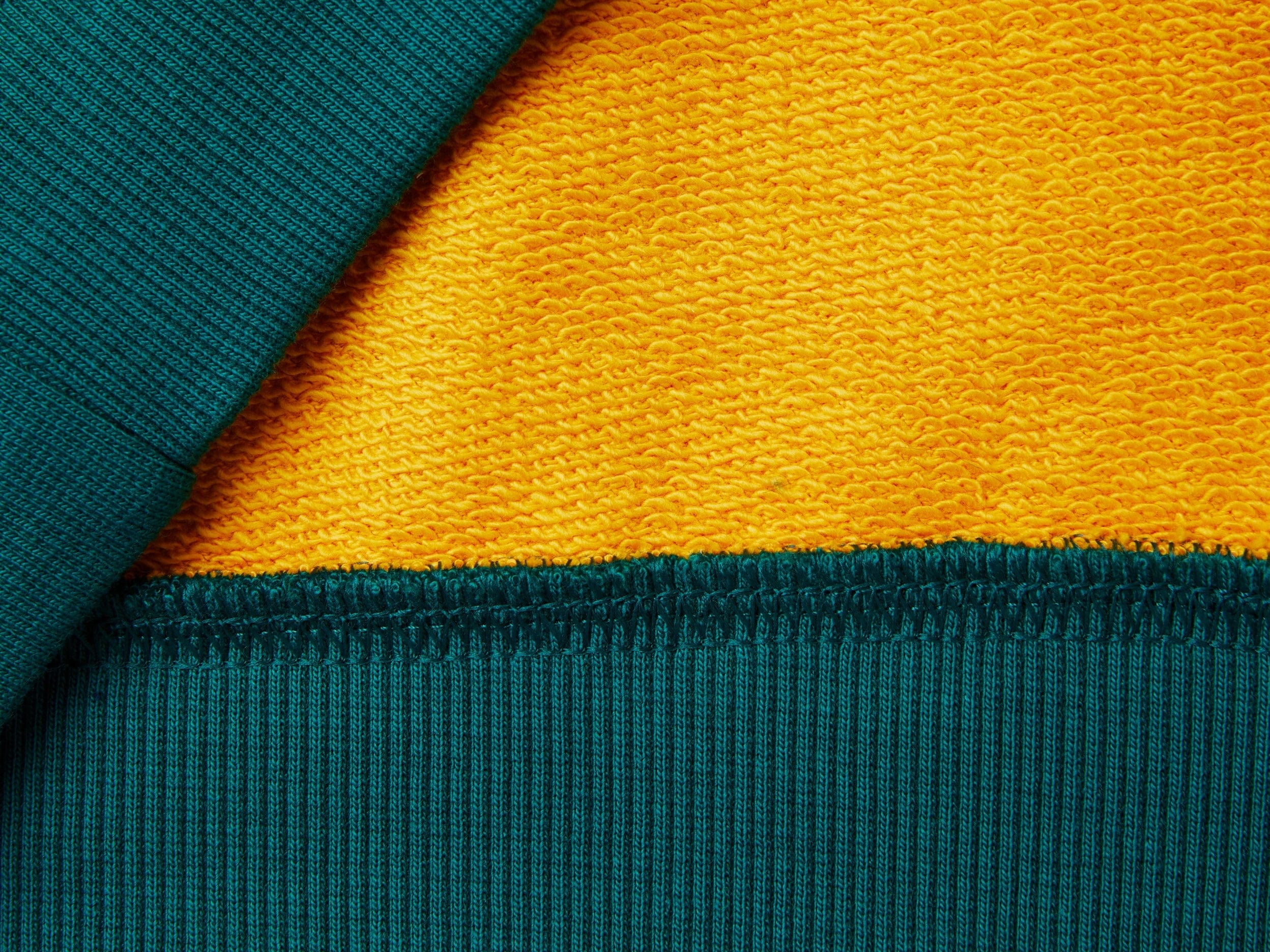 يونايتد كولورز اوف بينيتون هودي اولادي أكمام طويلة وبشعار على الصدر وجيوب أمامية