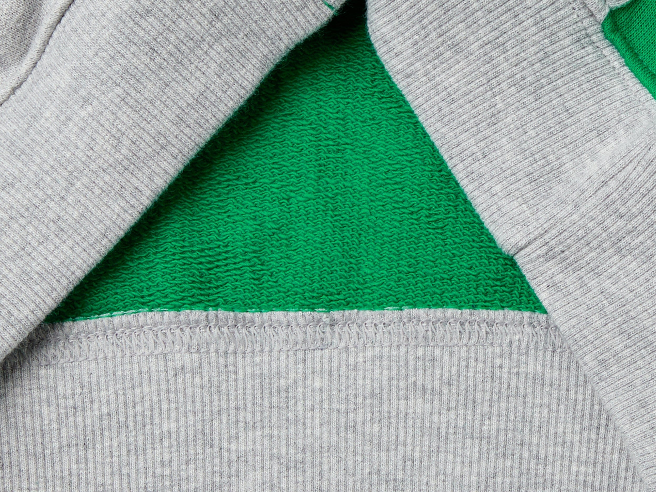 يونايتد كولورز اوف بينيتون هودي اولادي أكمام طويلة وبشعار على الصدر وجيوب أمامية