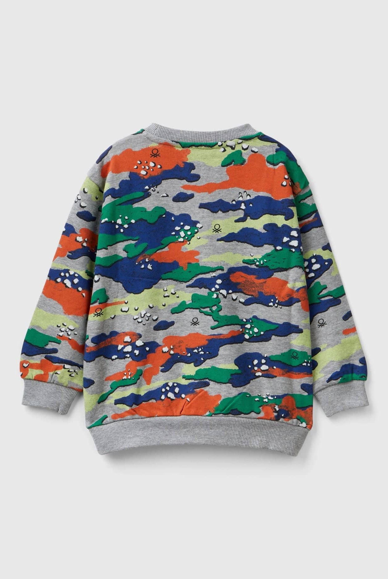 يونايتد كولورز اوف بينيتون سويت شيرت اولادي بأكمام طويلة وياقة دائرية مع طباعة تمويه وجيب كنغر